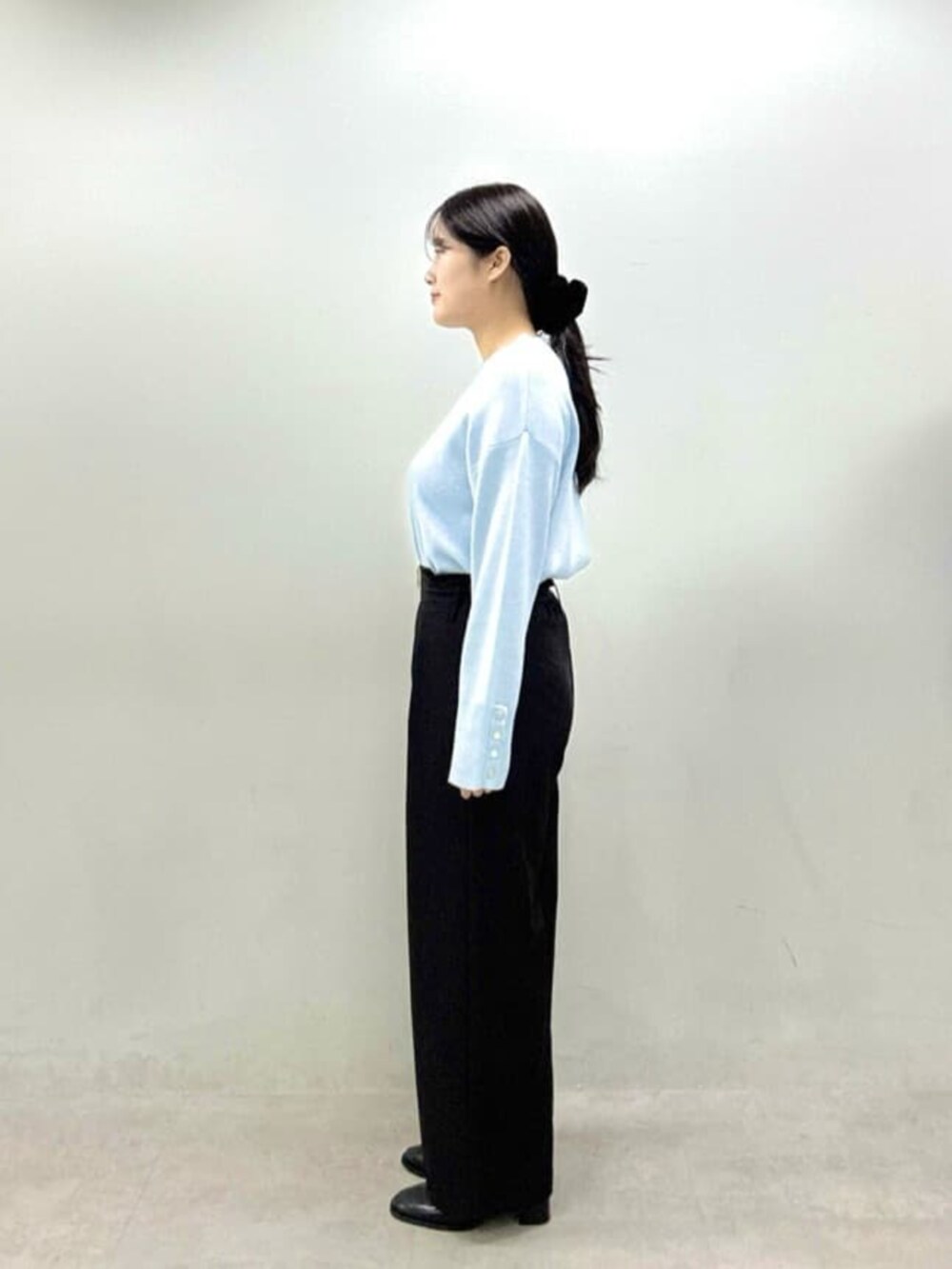 ブルー系のニット/セーター、ブラック系のその他パンツを着用したレディースの秋コーディネートの2枚目の写真