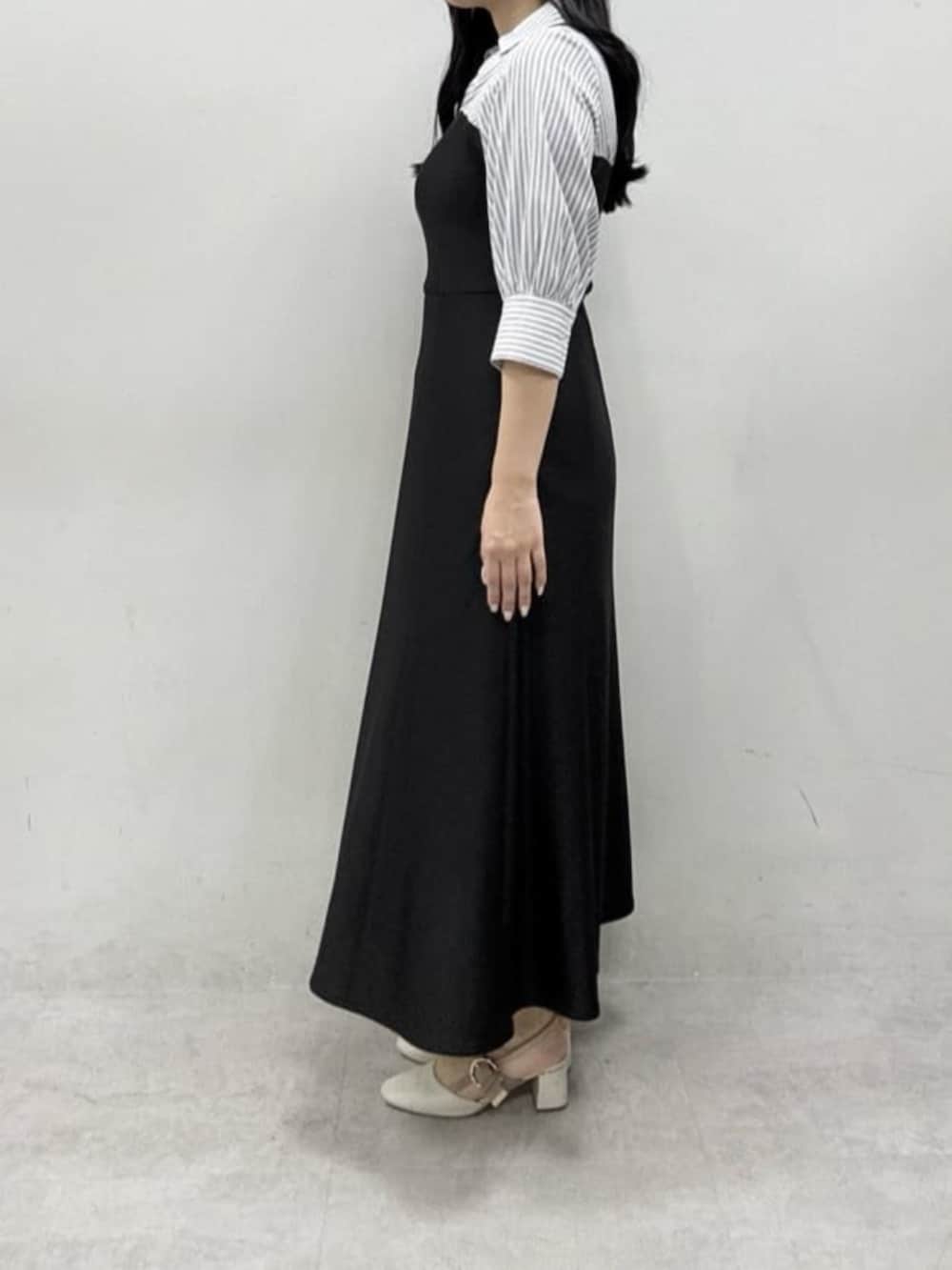 ブラック系のワンピースを着用したレディースの冬コーディネートの2枚目の写真