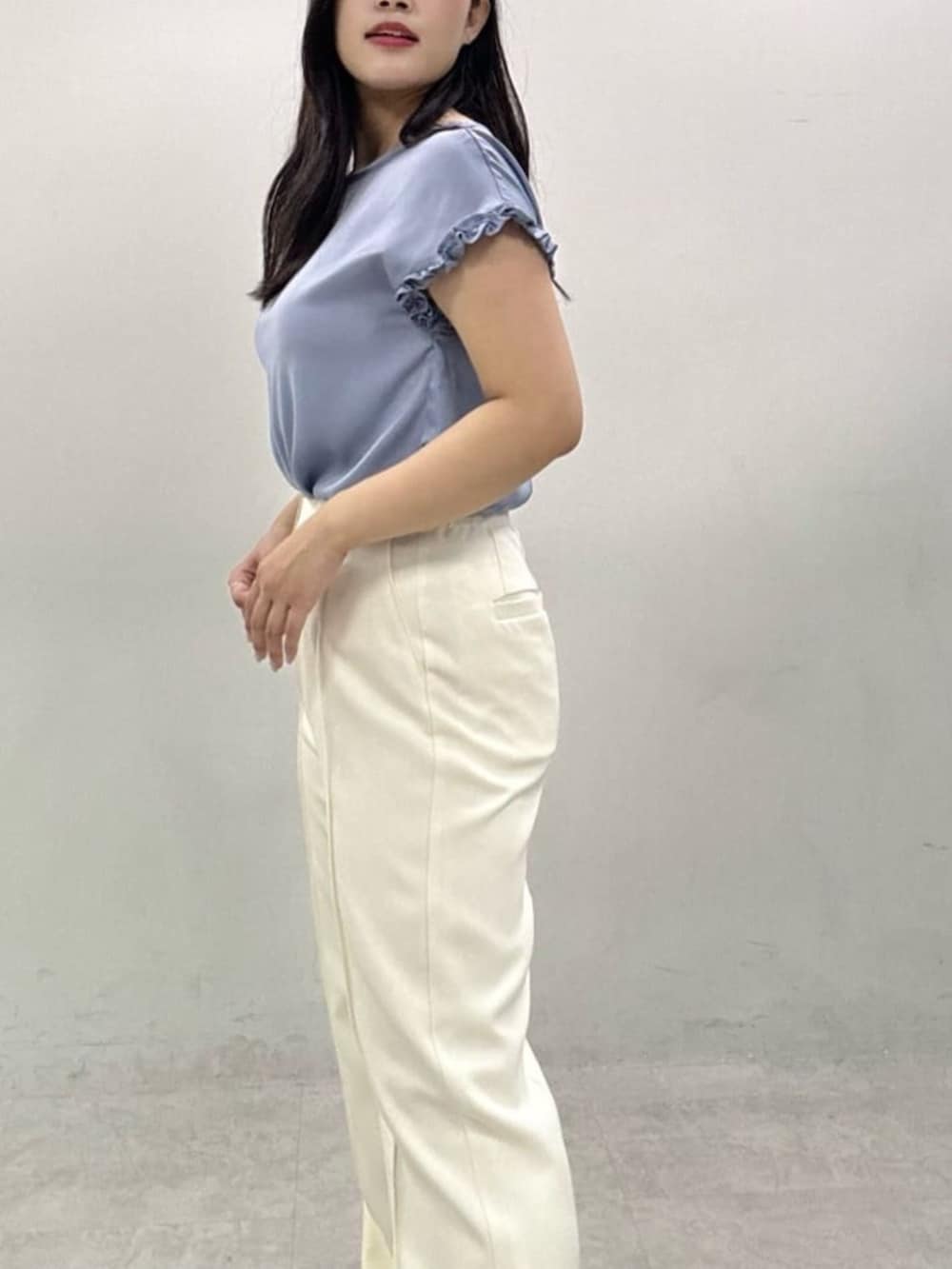 ホワイト系のその他パンツ、ブルー系のシャツ/ブラウスを着用したレディースの夏コーディネートの6枚目の写真