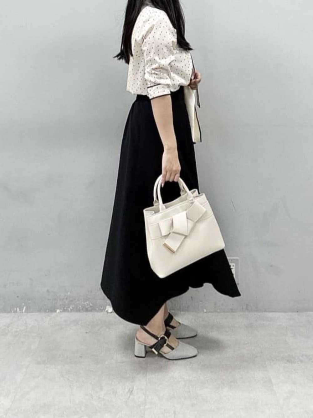 ホワイト系のカーディガン/ボレロ、その他のシャツ/ブラウス、ブラック系のスカートを着用したレディースの春コーディネートの5枚目の写真