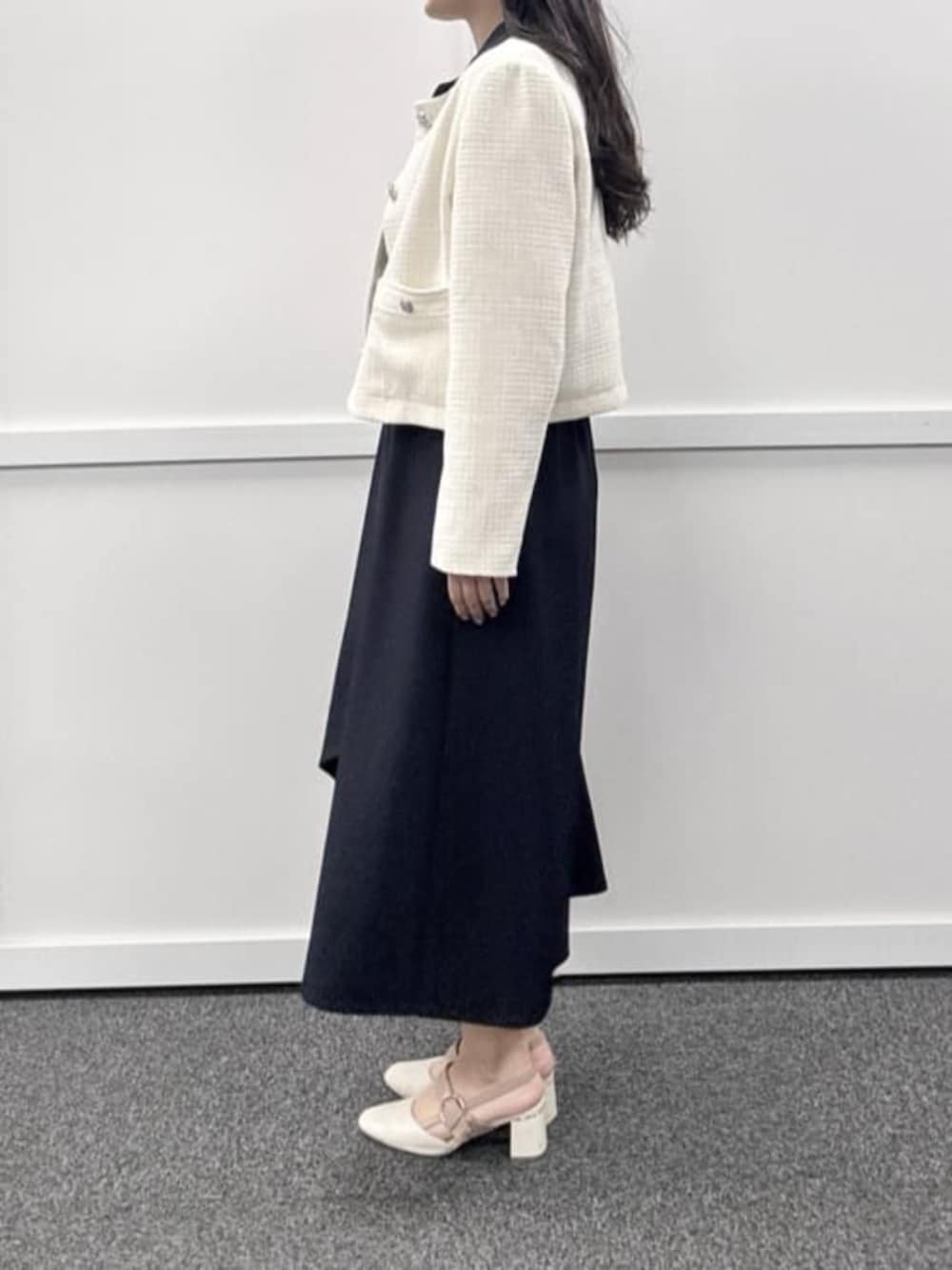 ブルー系のワンピースを着用したレディースの冬コーディネートの3枚目の写真