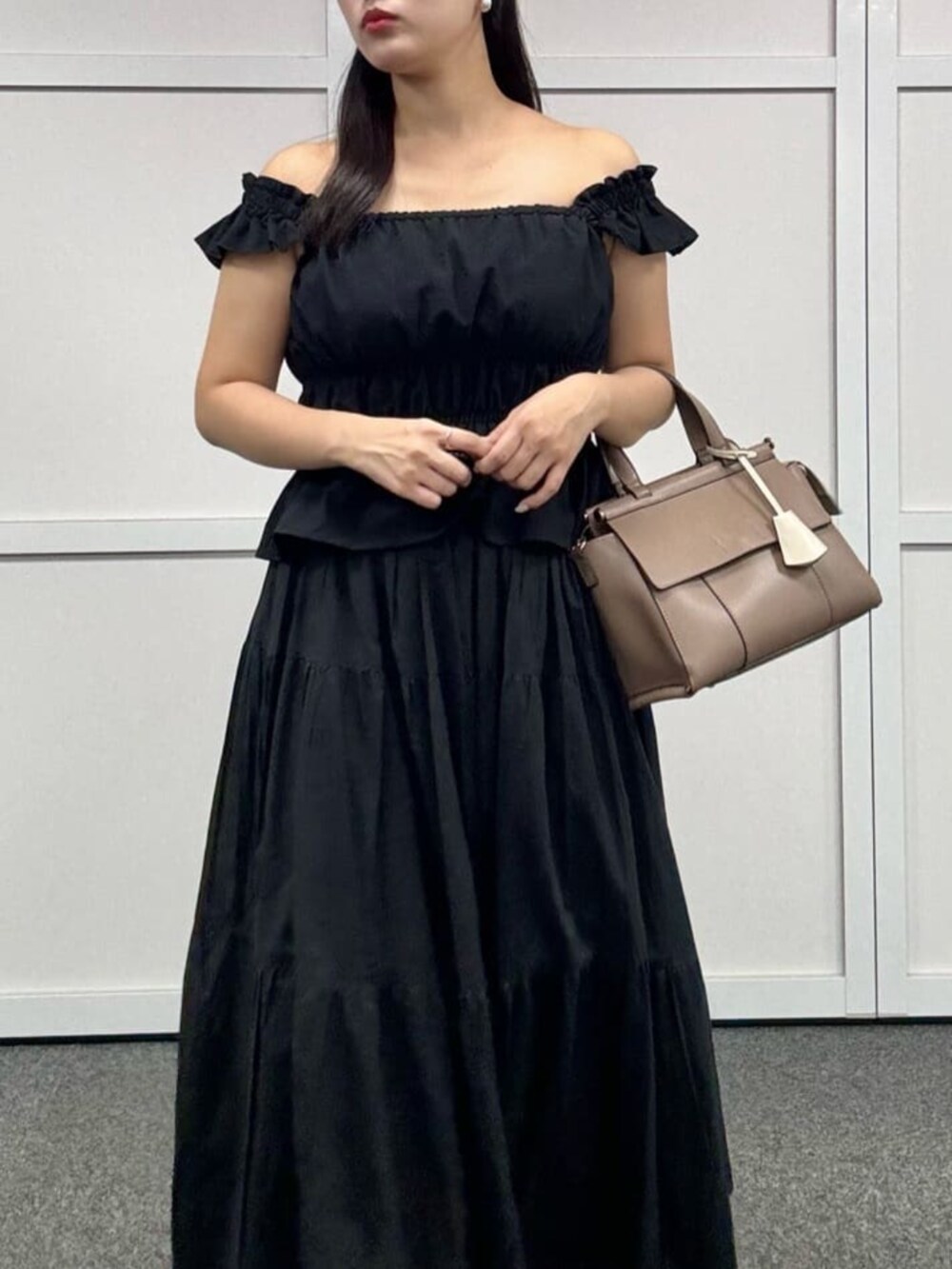 ブラック系のその他パンツ、ブラック系のスカートを着用したレディースの夏コーディネートの4枚目の写真