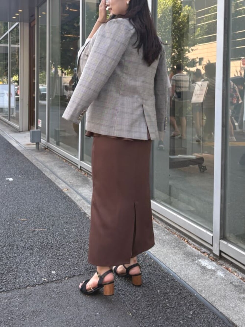 ベージュ系のショルダーバッグ、ホワイト系のシャツ/ブラウス、その他のテーラードジャケットを着用したレディースの秋コーディネートの6枚目の写真