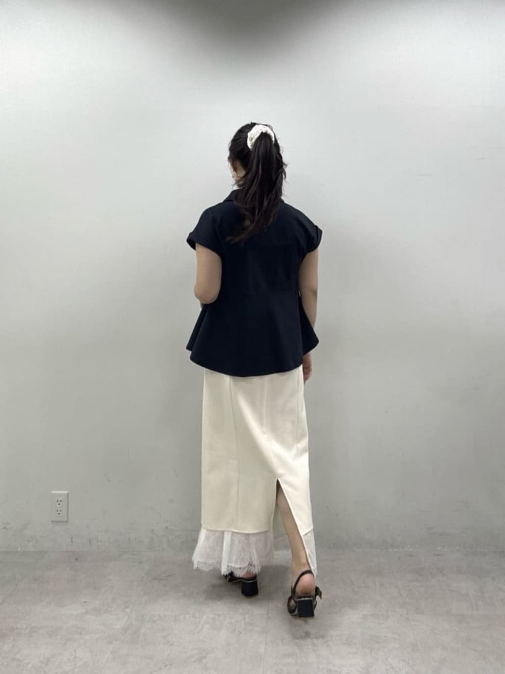 ホワイト系のスカート、ブルー系のTシャツ/カットソーを着用したレディースの春コーディネートの3枚目の写真