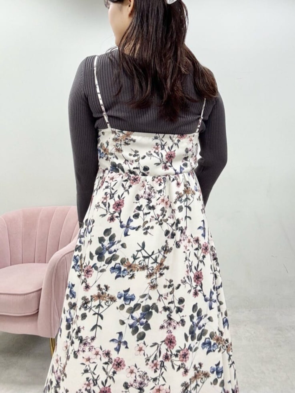 グレー系のニット/セーター、ホワイト系のワンピースを着用したレディースの秋コーディネートの5枚目の写真