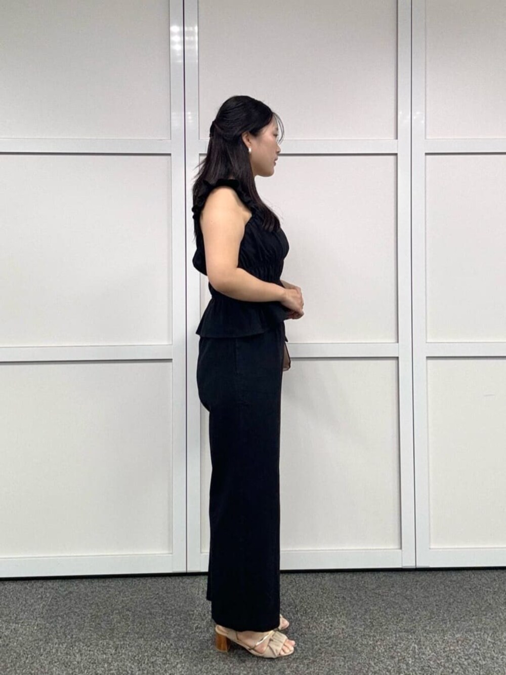 ブラック系のその他パンツを着用したレディースの夏コーディネートの2枚目の写真