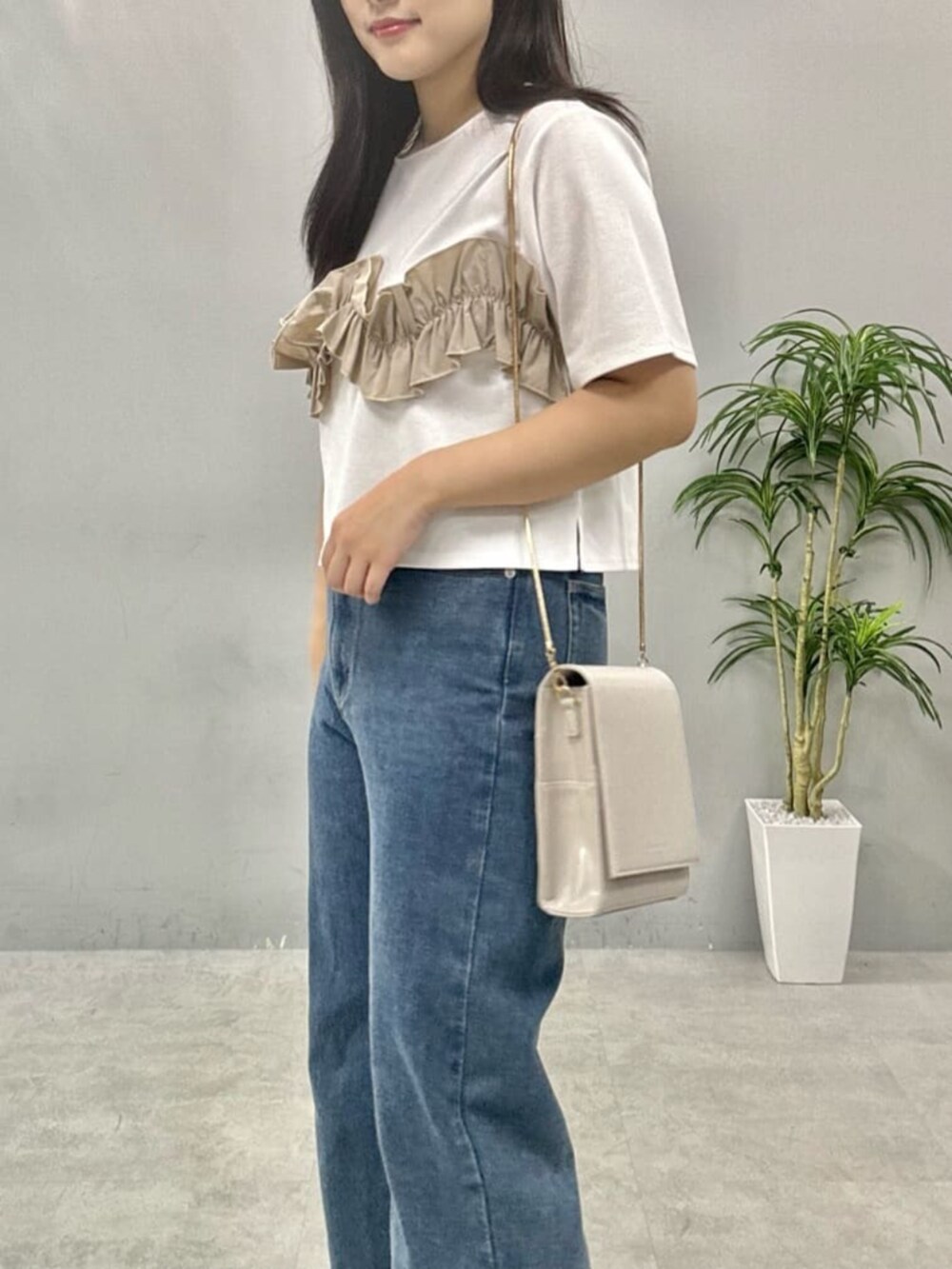 「半袖シャツ、韓国ファッション、お出かけコーデ、休日スタイル、シンプルスタイル、リラックススタイル、夏、オトナカジュアル」｜「natural coutureの【WEB限定】ボリュームフリル半袖Tシャツ（Tシャツ/カットソー、ホワイト系）」を使った、airiさん（レディース・161cm）の夏コーディネートの4枚目の写真