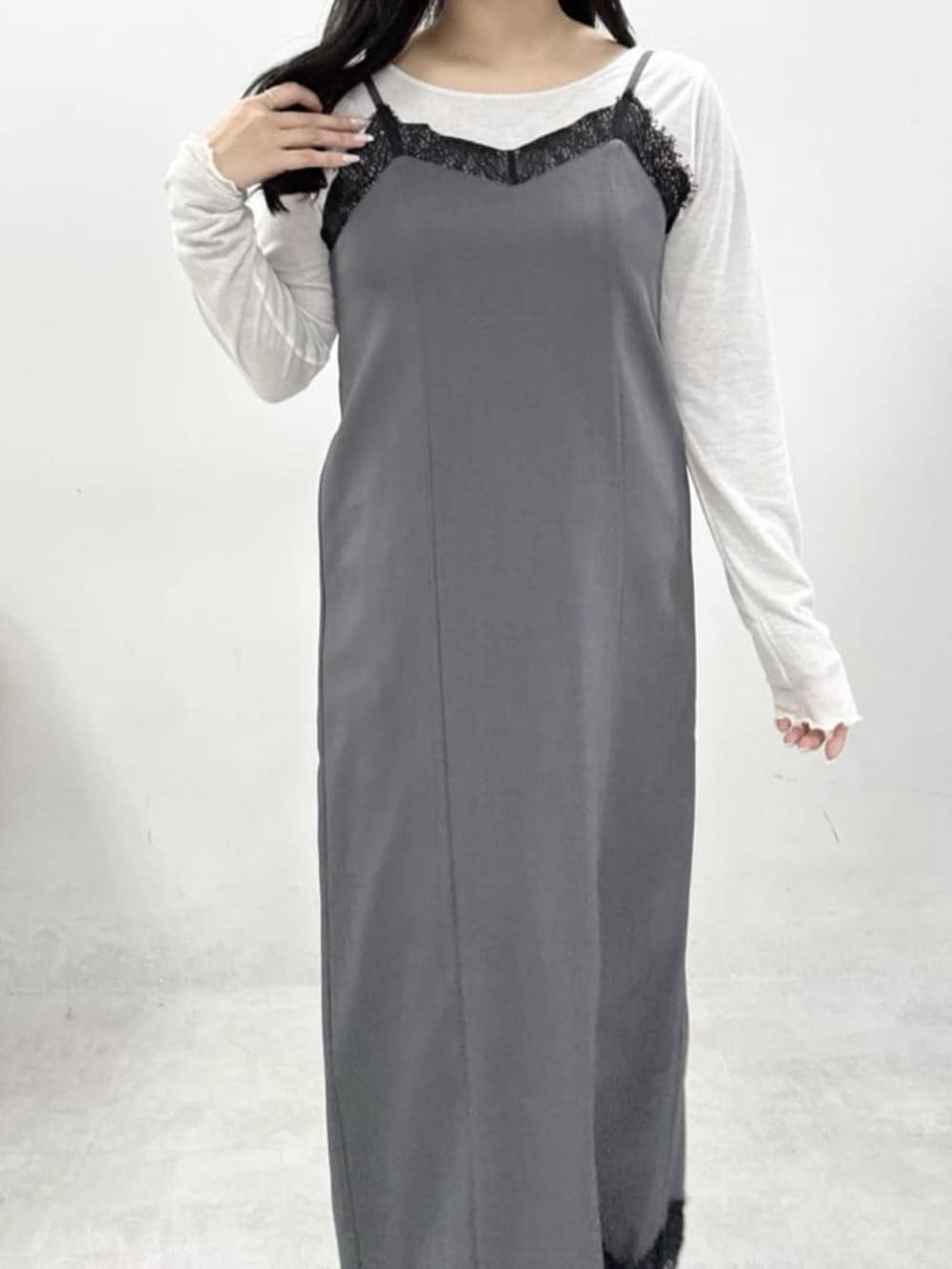 ホワイト系のテーラードジャケット、ホワイト系のハンドバッグ、グレー系のサンダルを着用したレディースの冬コーディネートの6枚目の写真