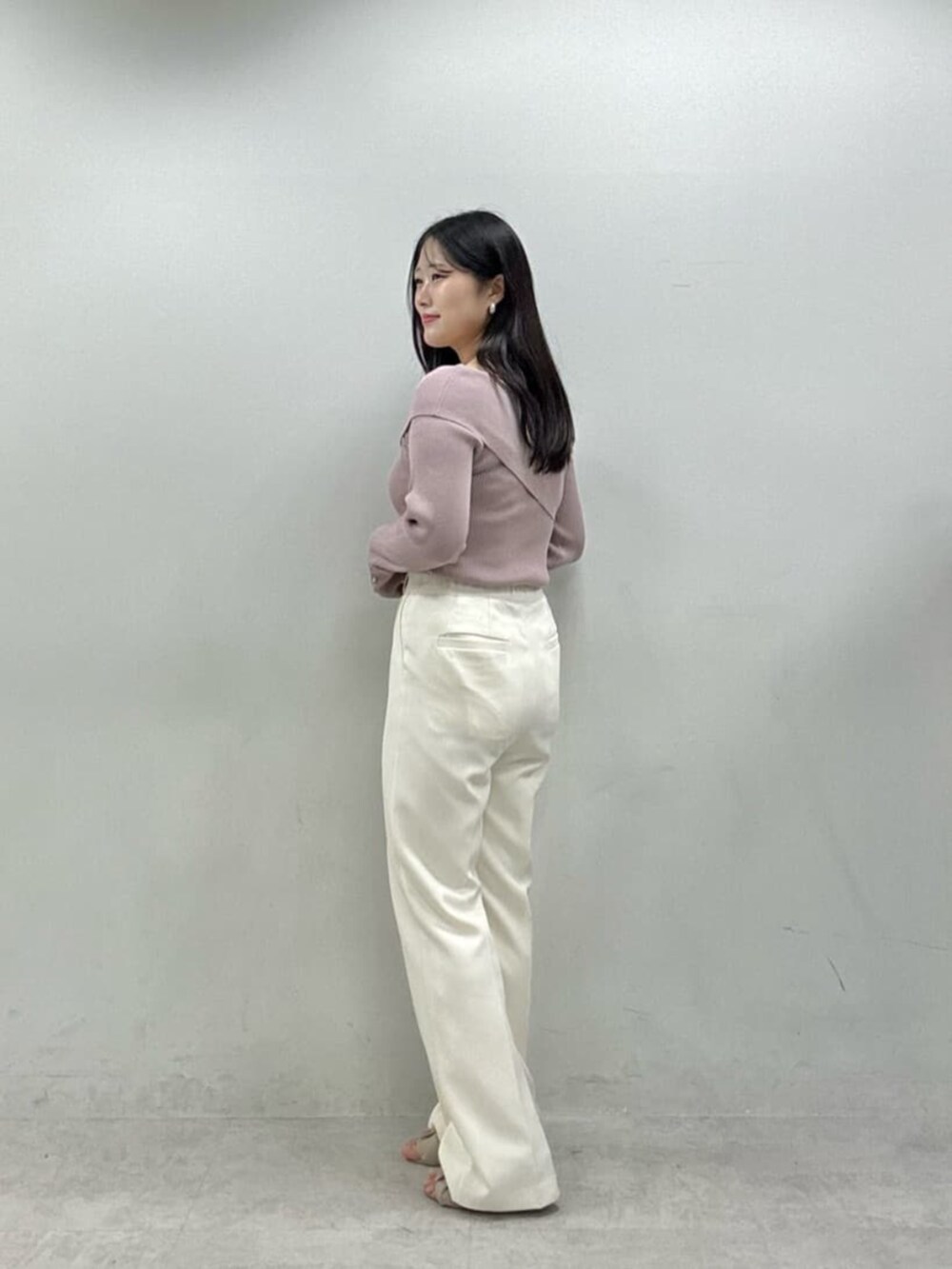 ホワイト系のその他パンツ、ベージュ系のニット/セーターを着用したレディースの夏コーディネートの3枚目の写真