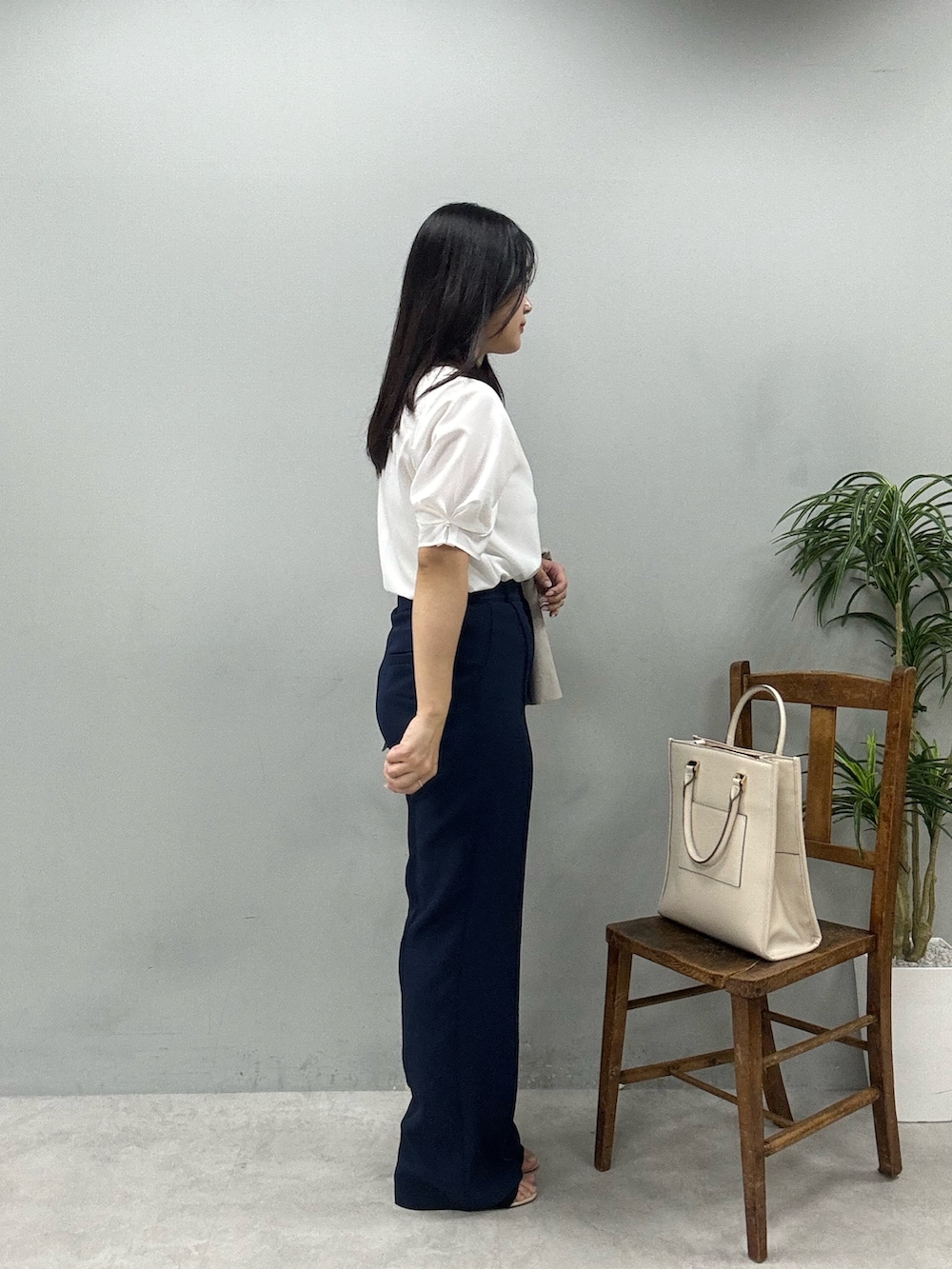 ホワイト系のショルダーバッグ、ブラック系のその他パンツ、ベージュ系のブルゾンを着用したレディースの春コーディネートの3枚目の写真