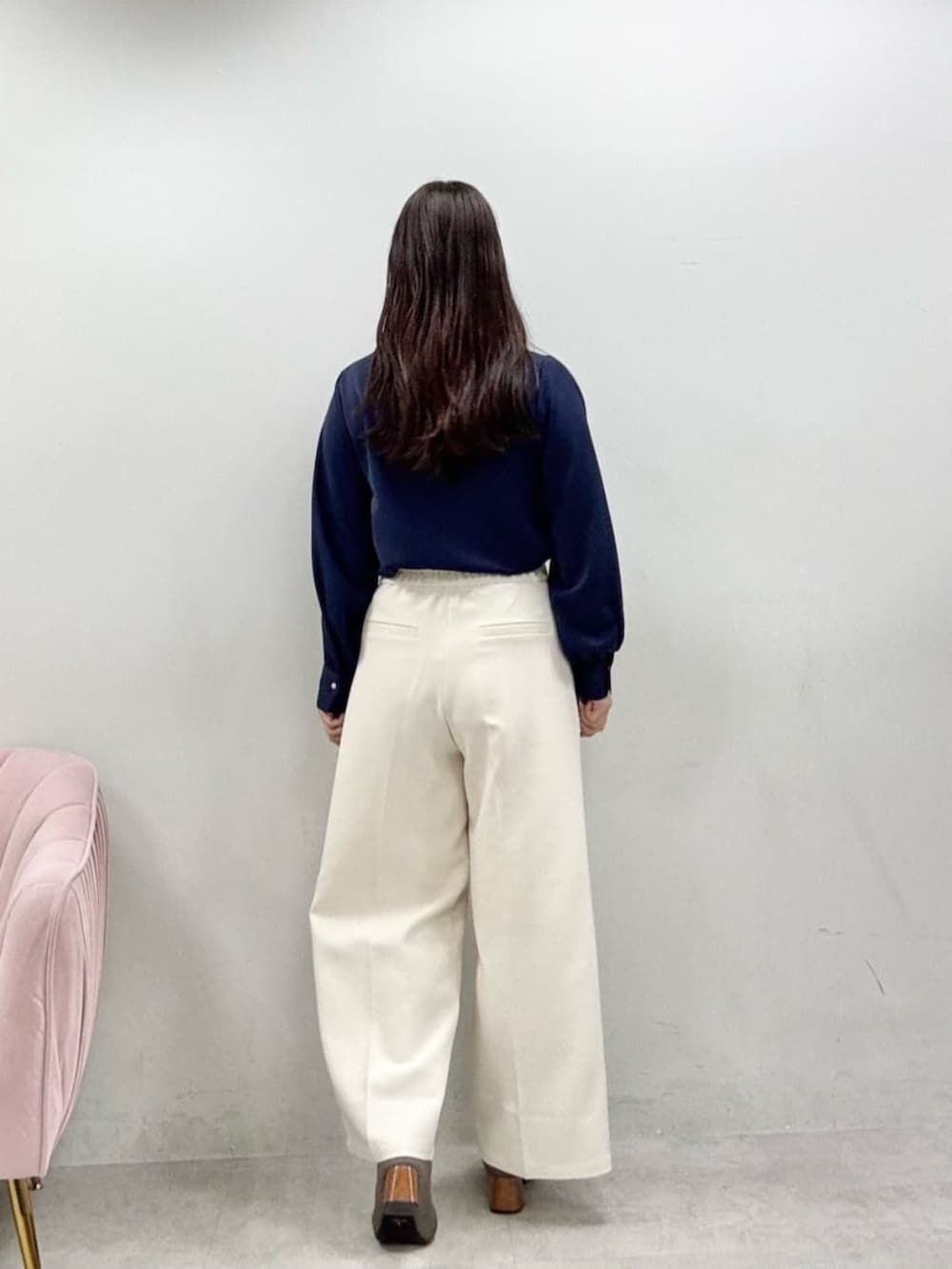 ホワイト系のその他パンツ、ブルー系のシャツ/ブラウスを着用したレディースの秋コーディネートの3枚目の写真