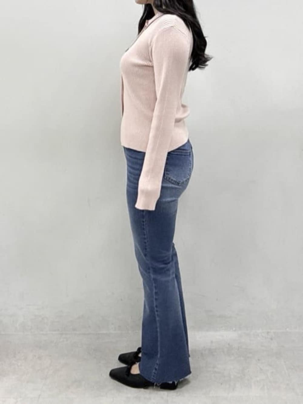 ブルー系のデニムパンツ、ブラック系のその他シューズ、ピンク系のニット/セーターを着用したレディースの冬コーディネートの2枚目の写真