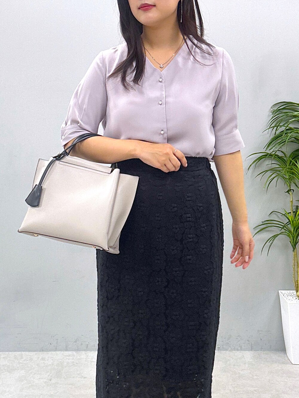 ブラック系のその他シューズ、グレー系のショルダーバッグ、ブラック系のスカートを着用したレディースの春コーディネートの4枚目の写真