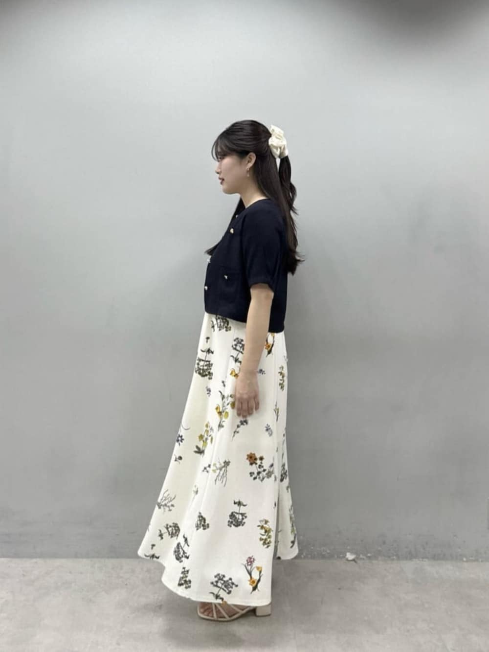 その他のワンピース、ブルー系のノーカラージャケットを着用したレディースの春コーディネートの2枚目の写真