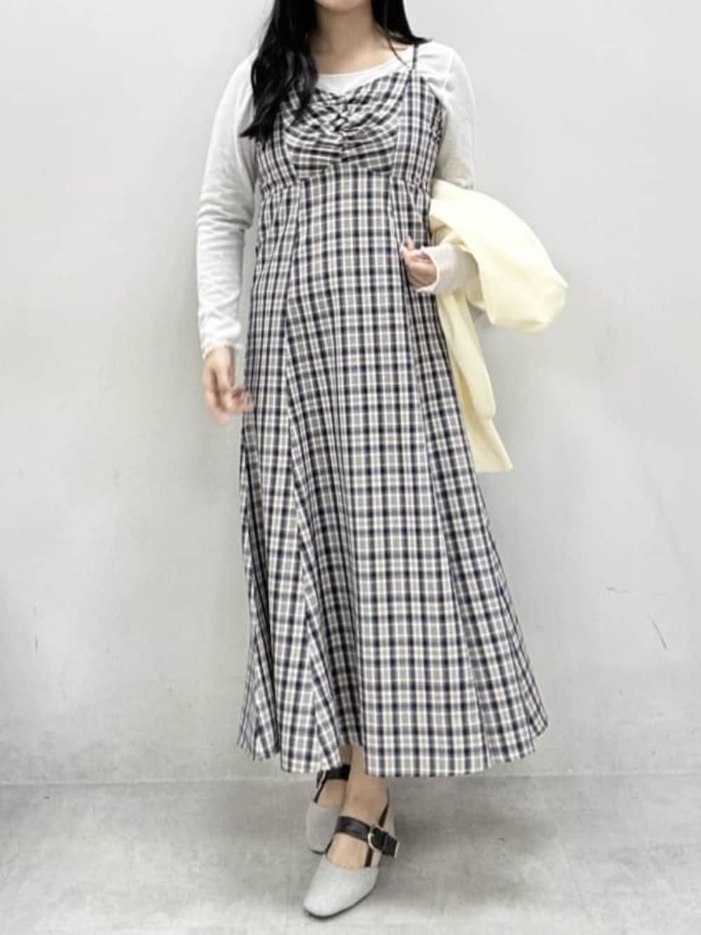 グレー系のサンダル、ブルー系のワンピース、ホワイト系のカーディガン/ボレロを着用したレディースの冬コーディネートの7枚目の写真