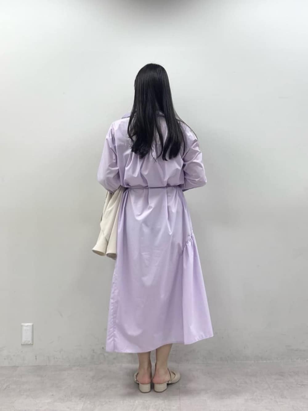 ホワイト系のテーラードジャケット、パープル系のシャツワンピースを着用したレディースの春コーディネートの3枚目の写真