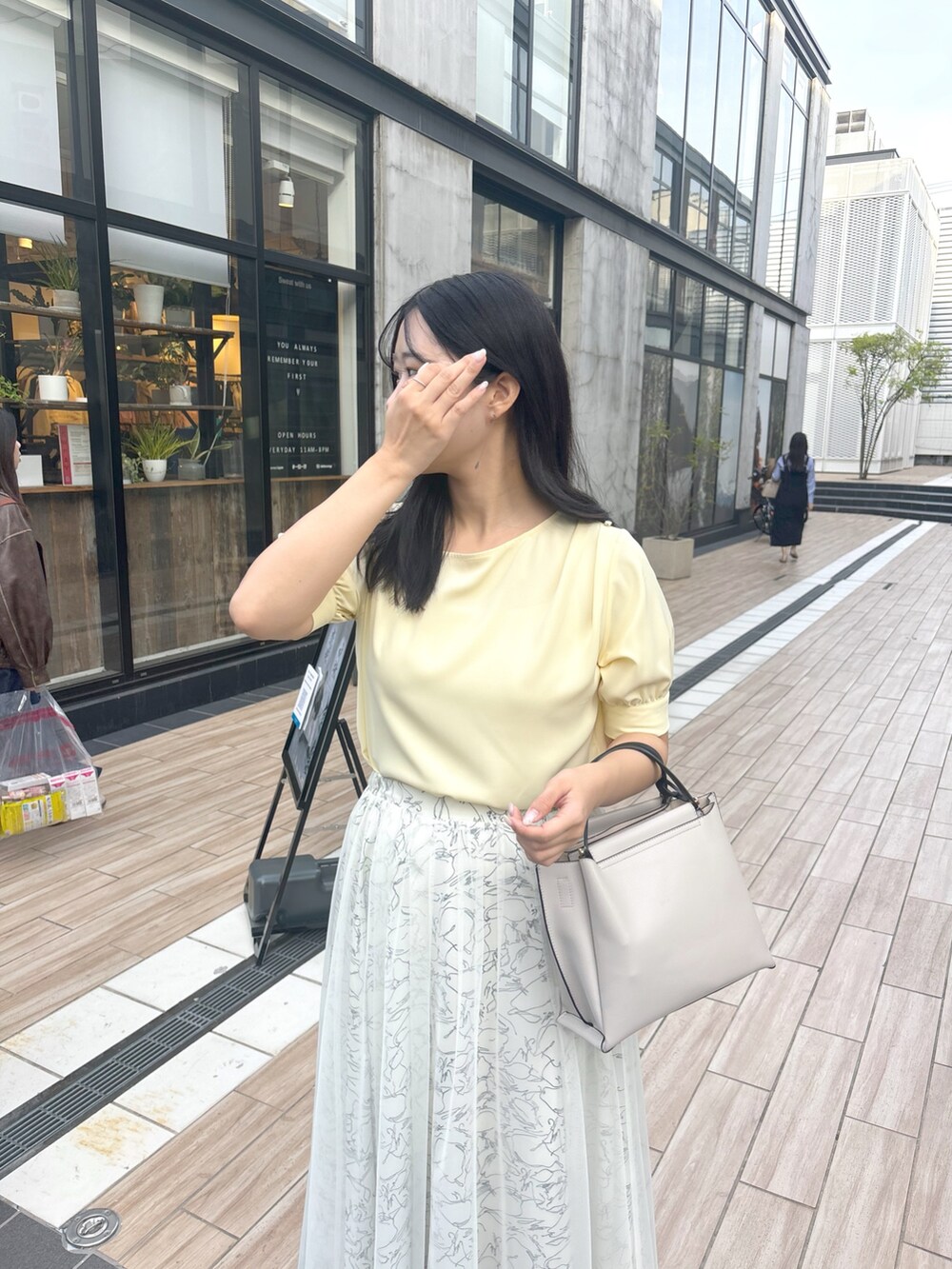 その他のスカート、イエロー系のシャツ/ブラウスを着用したレディースの春コーディネートの3枚目の写真