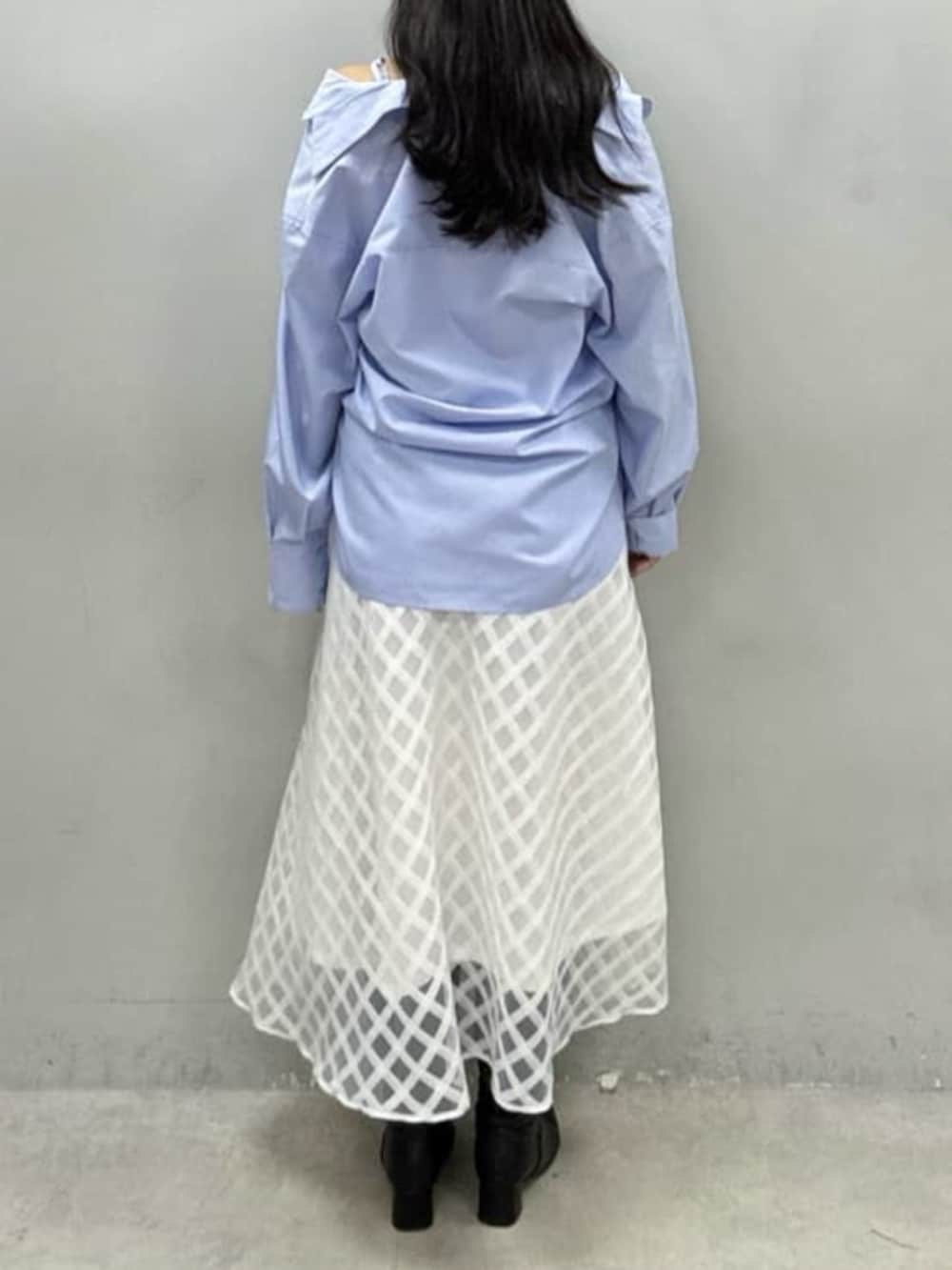 ブルー系のシャツ/ブラウス、ホワイト系のスカートを着用したレディースの冬コーディネートの3枚目の写真