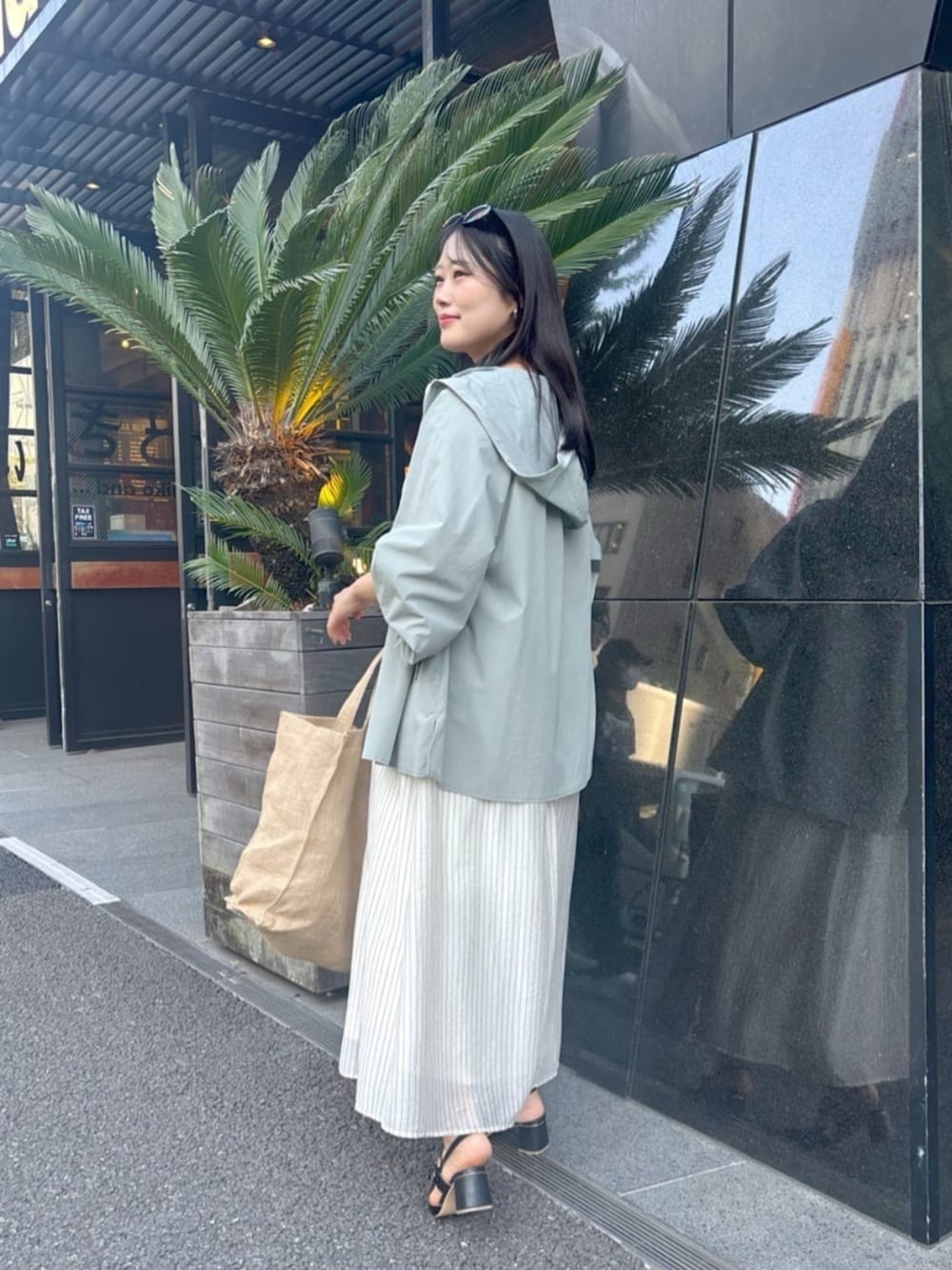 その他のワンピース、グリーン系のラッシュガードを着用したレディースの春コーディネートの2枚目の写真