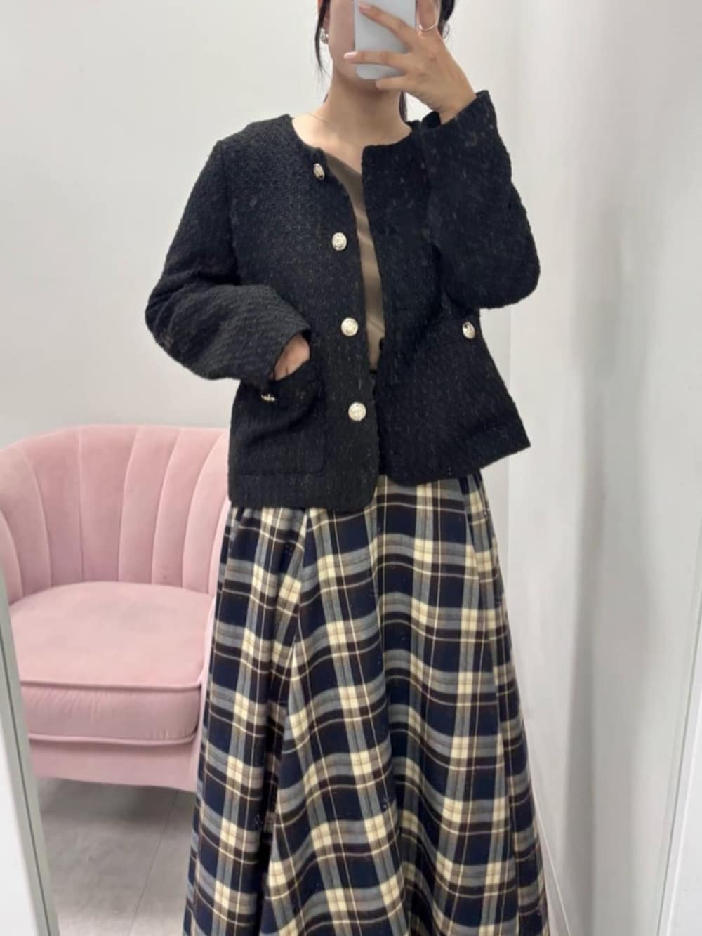 ブラウン系のシャツ/ブラウス、ホワイト系のスカート、ブラック系のノーカラージャケットを着用したレディースの秋コーディネートの5枚目の写真