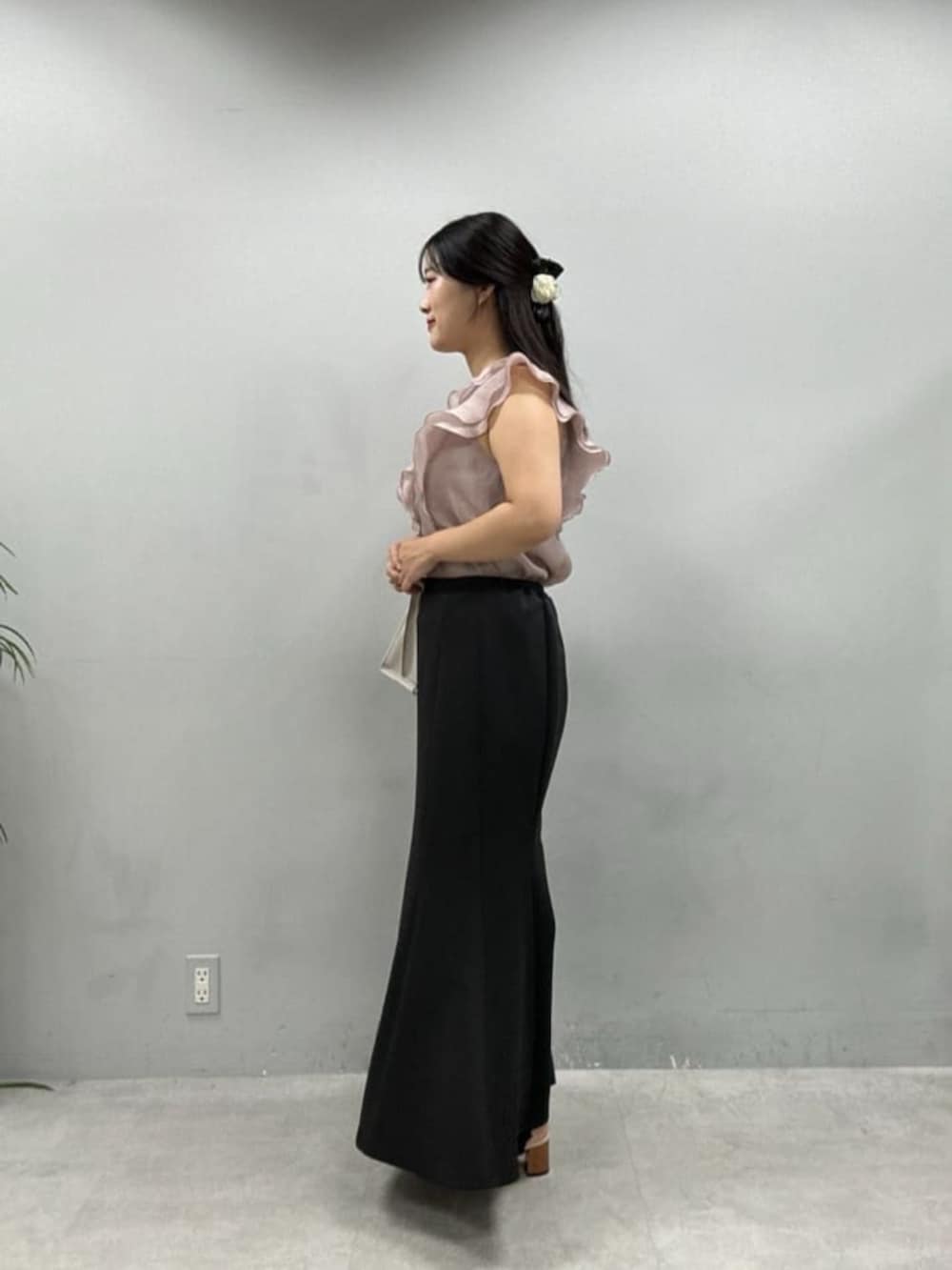 ブラック系のスカート、ピンク系のシャツ/ブラウスを着用したレディースの夏コーディネートの2枚目の写真