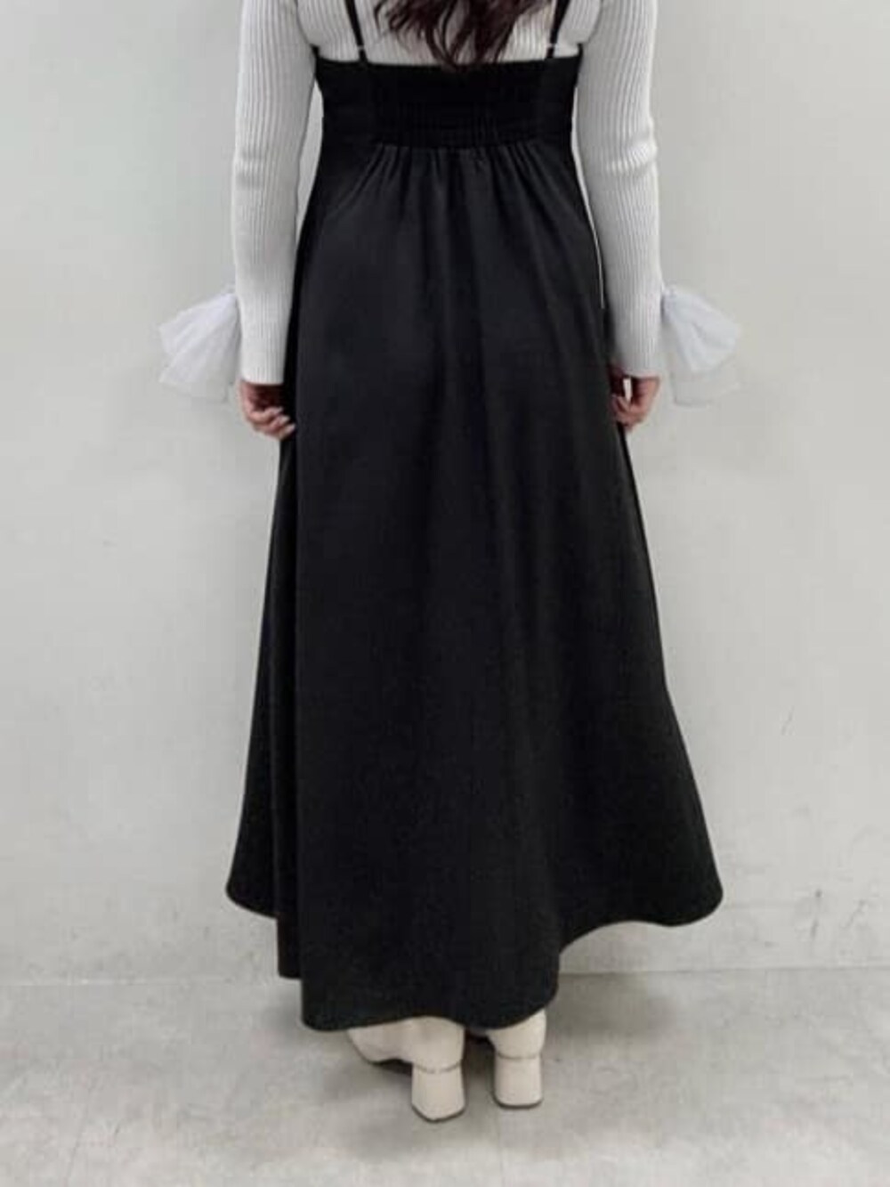 グレー系のニット/セーター、ブラック系のワンピースを着用したレディースの冬コーディネートの3枚目の写真