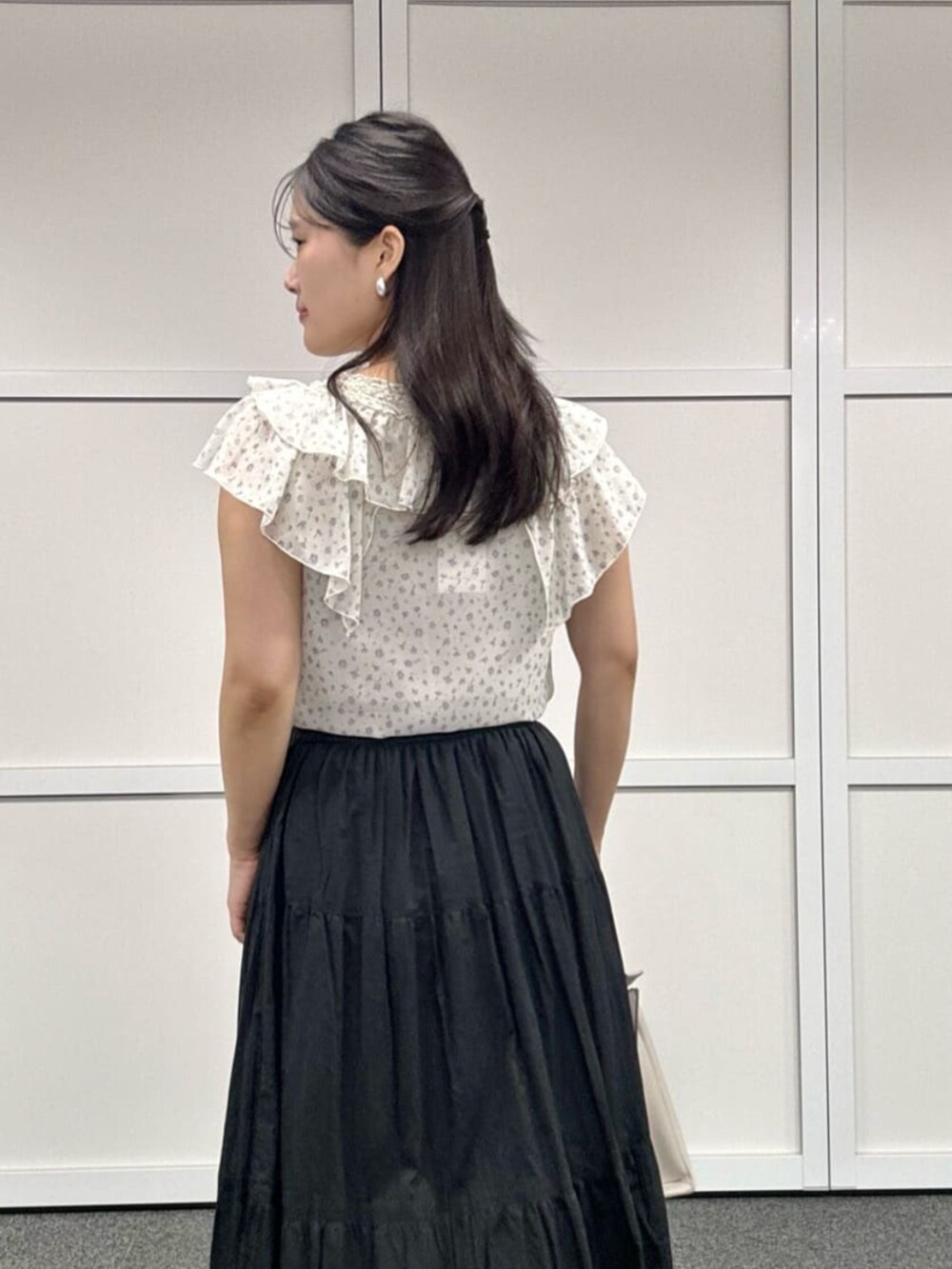 その他のシャツ/ブラウス、ブラック系のスカートを着用したレディースの夏コーディネートの5枚目の写真