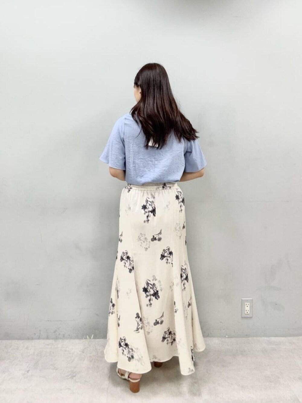 ブルー系のシャツ/ブラウス、ホワイト系のスカートを着用したレディースの夏コーディネートの3枚目の写真