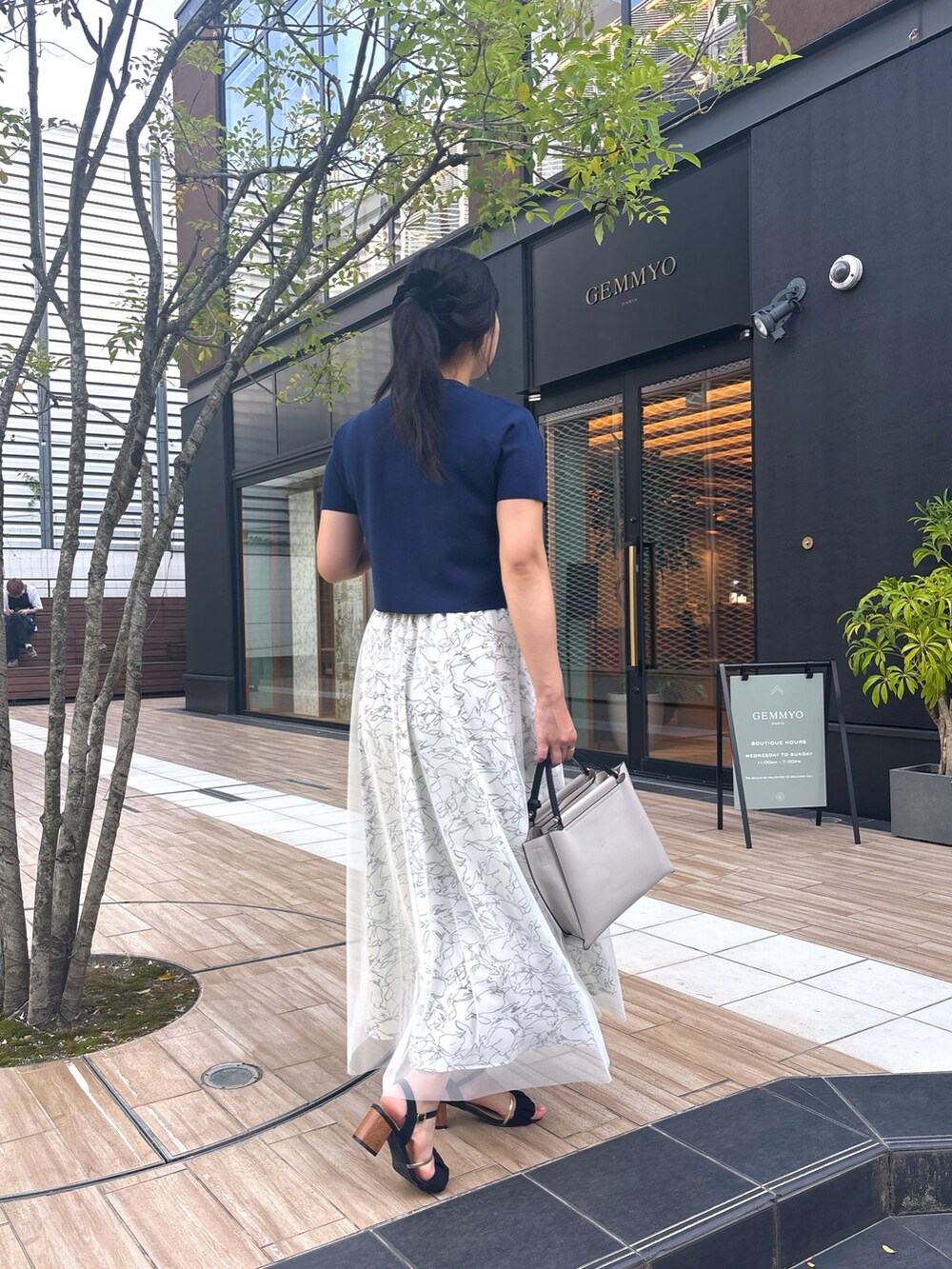 グレー系のショルダーバッグ、その他のスカート、ブルー系のカーディガン/ボレロを着用したレディースの春コーディネートの3枚目の写真