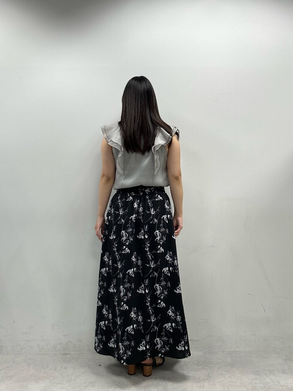 ホワイト系のカーディガン/ボレロ、ブラック系のスカート、グレー系のシャツ/ブラウスを着用したレディースの春コーディネートの3枚目の写真