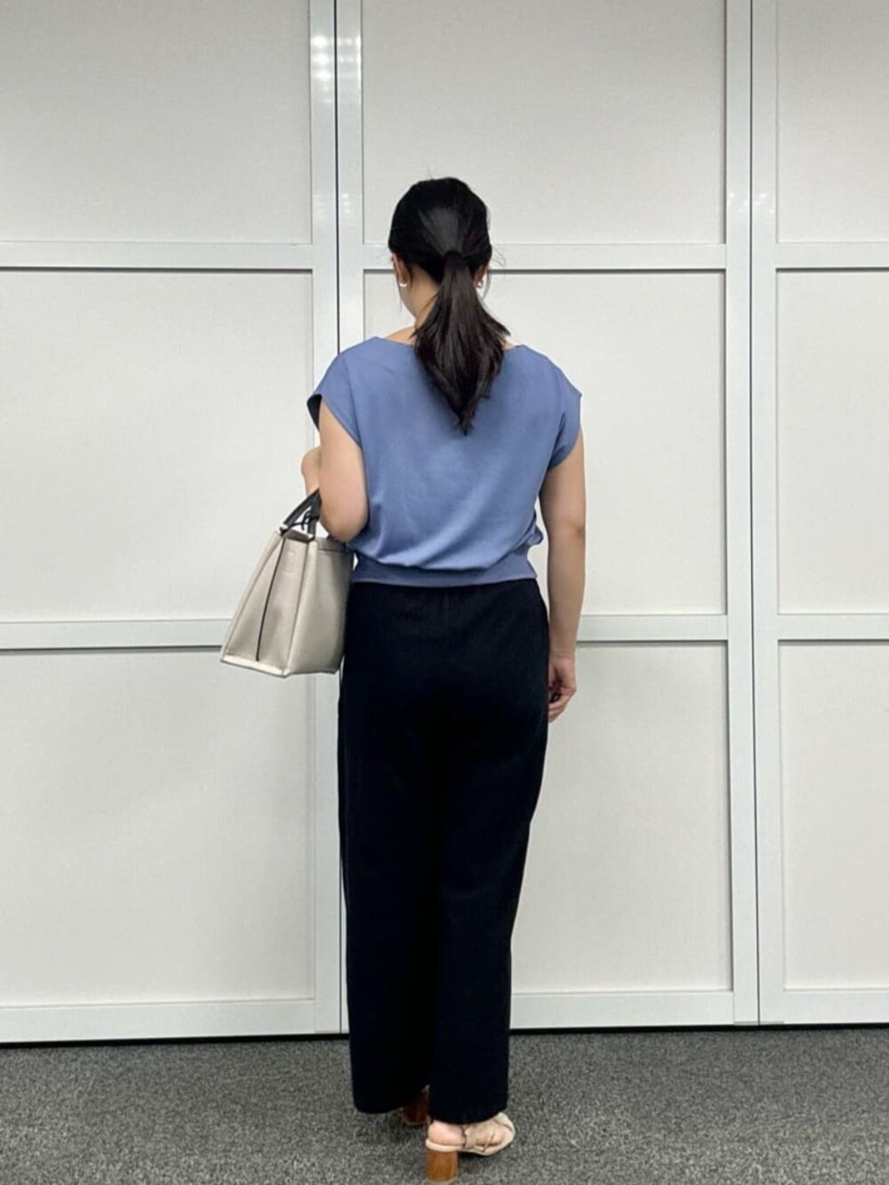 ブラック系のその他パンツ、ブルー系のタンクトップを着用したレディースの夏コーディネートの3枚目の写真