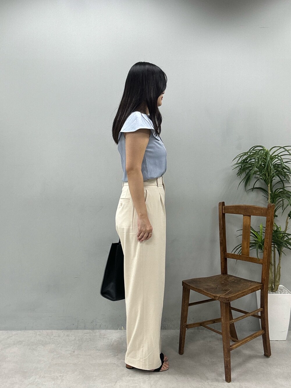 ブルー系のシャツ/ブラウス、ブラック系のショルダーバッグを着用したレディースの春コーディネートの2枚目の写真