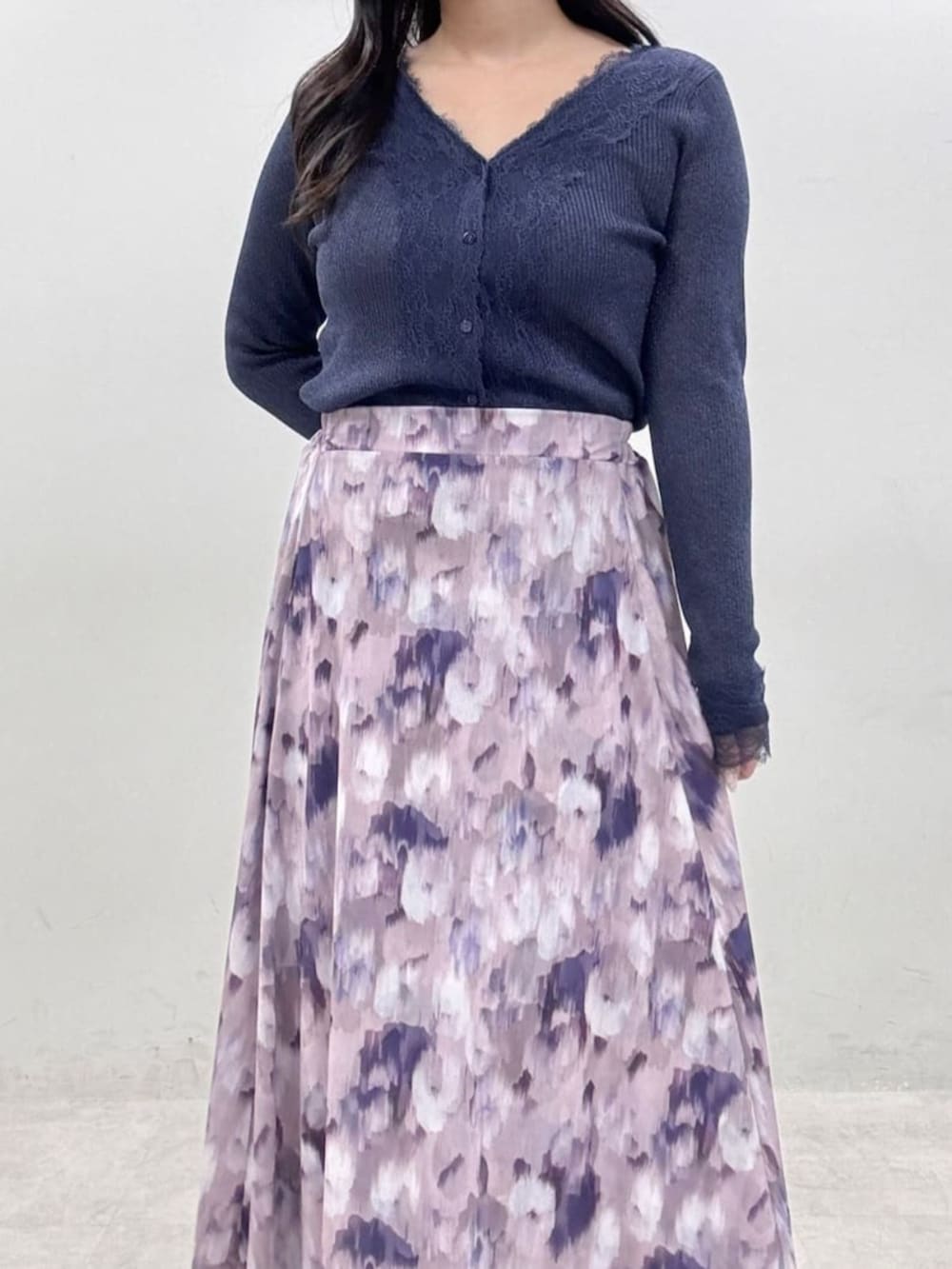 ピンク系のスカート、ブラック系のサンダル、ブルー系のカーディガン/ボレロを着用したレディースの冬コーディネートの4枚目の写真