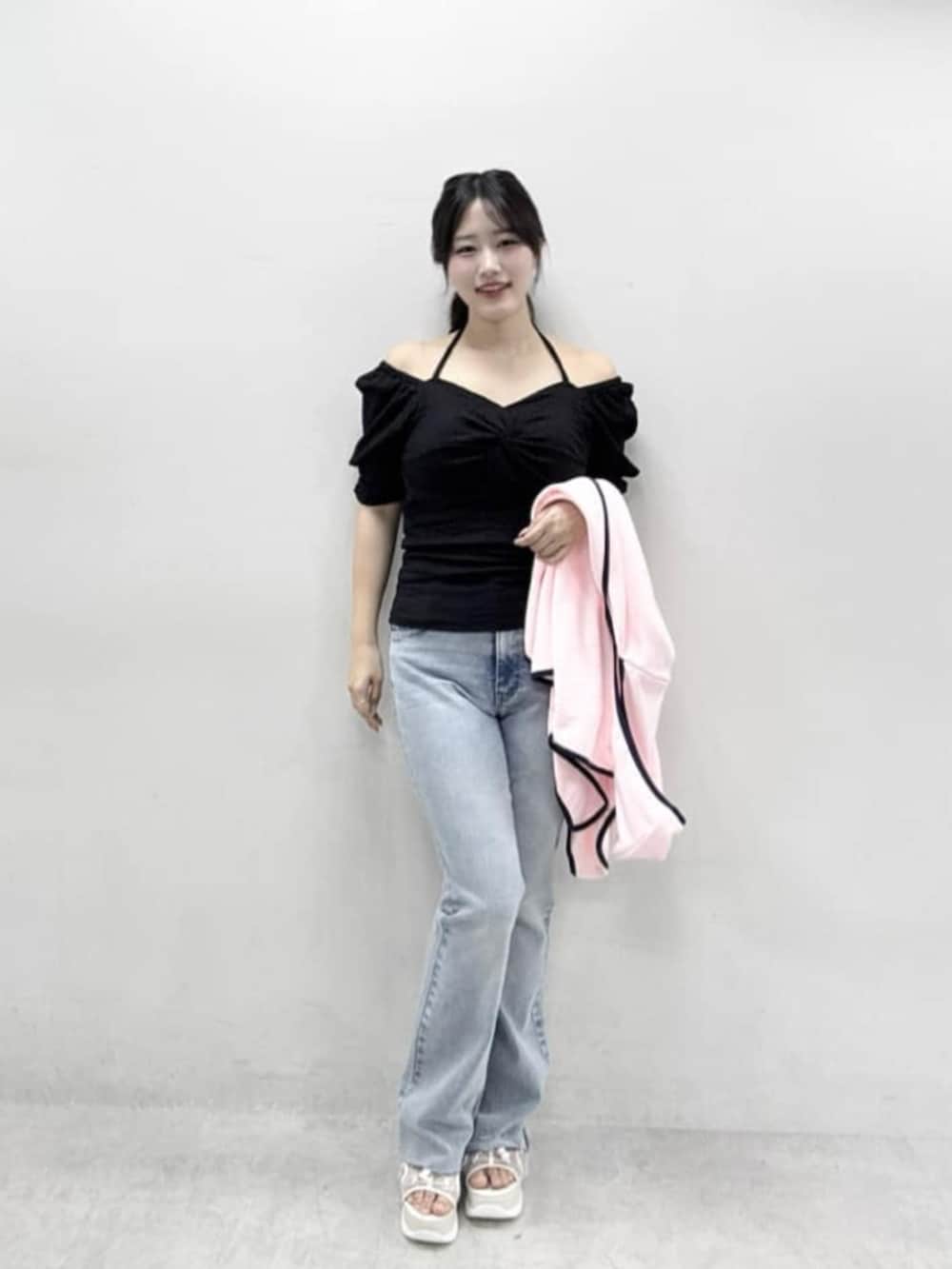 ブルー系のデニムパンツ、ブラック系の水着、ピンク系のタオルを着用したレディースの春コーディネートの3枚目の写真