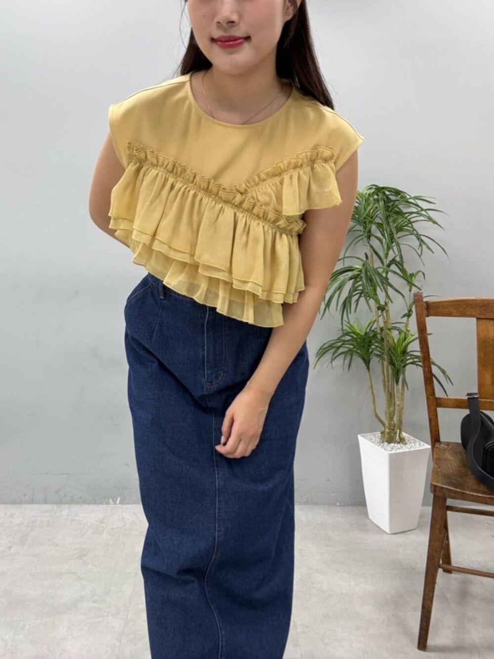 イエロー系のシャツ/ブラウス、ブルー系のスカートを着用したレディースの夏コーディネートの5枚目の写真