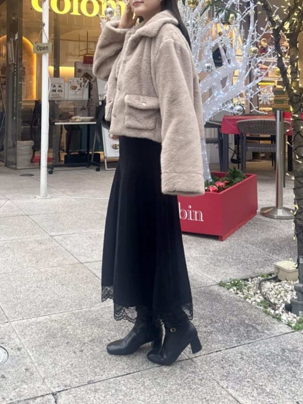 ベージュ系のその他アウター、ブラック系のワンピースを着用したレディースの冬コーディネートの4枚目の写真