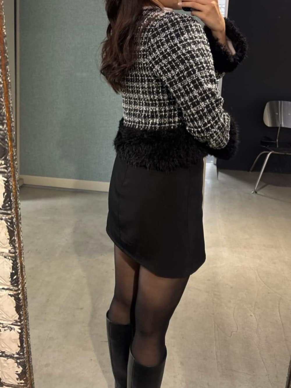 ブラック系のその他アウターを着用したレディースの冬コーディネートの3枚目の写真