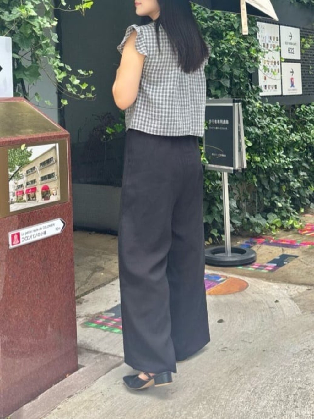 ブラック系のその他パンツ、その他のシャツ/ブラウスを着用したレディースの夏コーディネートの4枚目の写真