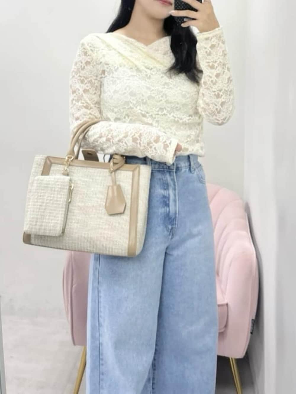 ホワイト系のTシャツ/カットソー、ブルー系のデニムパンツ、ベージュ系のハンドバッグを着用したレディースの冬コーディネートの4枚目の写真