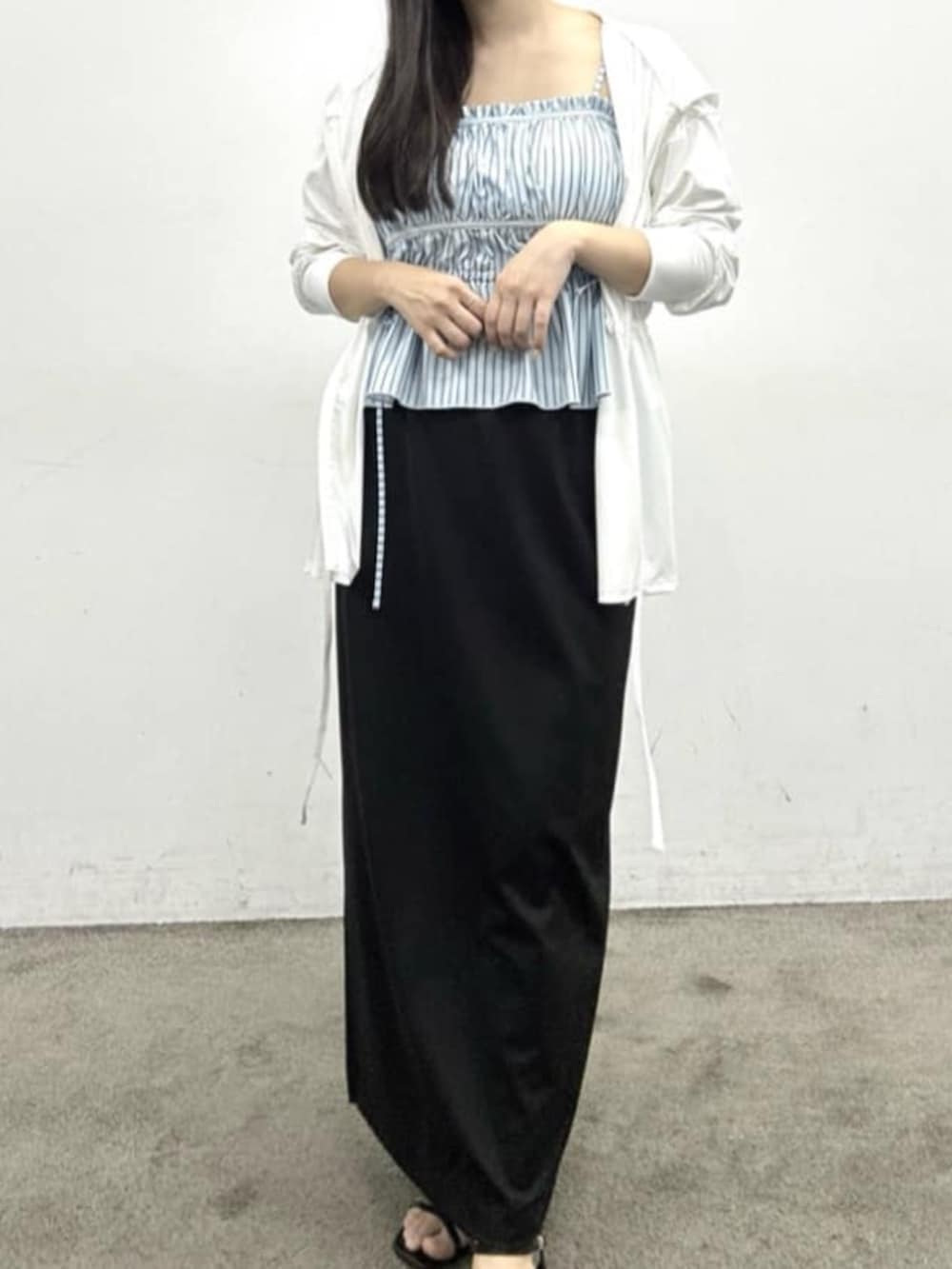 ブラック系の水着、ブルー系の水着、ホワイト系のラッシュガードを着用したレディースの春コーディネートの2枚目の写真