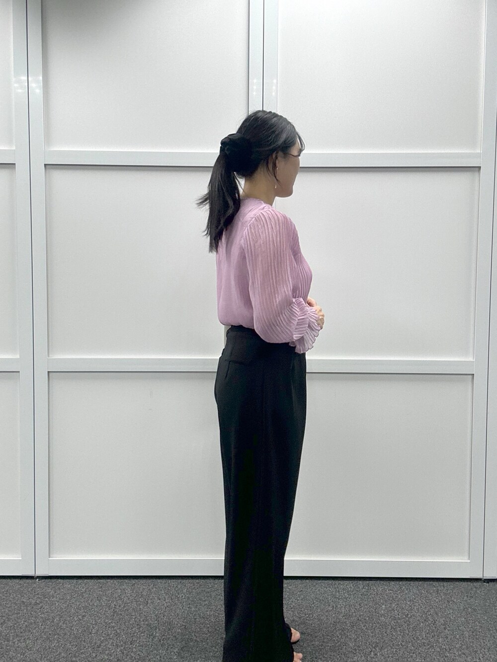 グレー系のショルダーバッグ、ブラック系のその他パンツ、ピンク系のシャツ/ブラウスを着用したレディースの春コーディネートの2枚目の写真