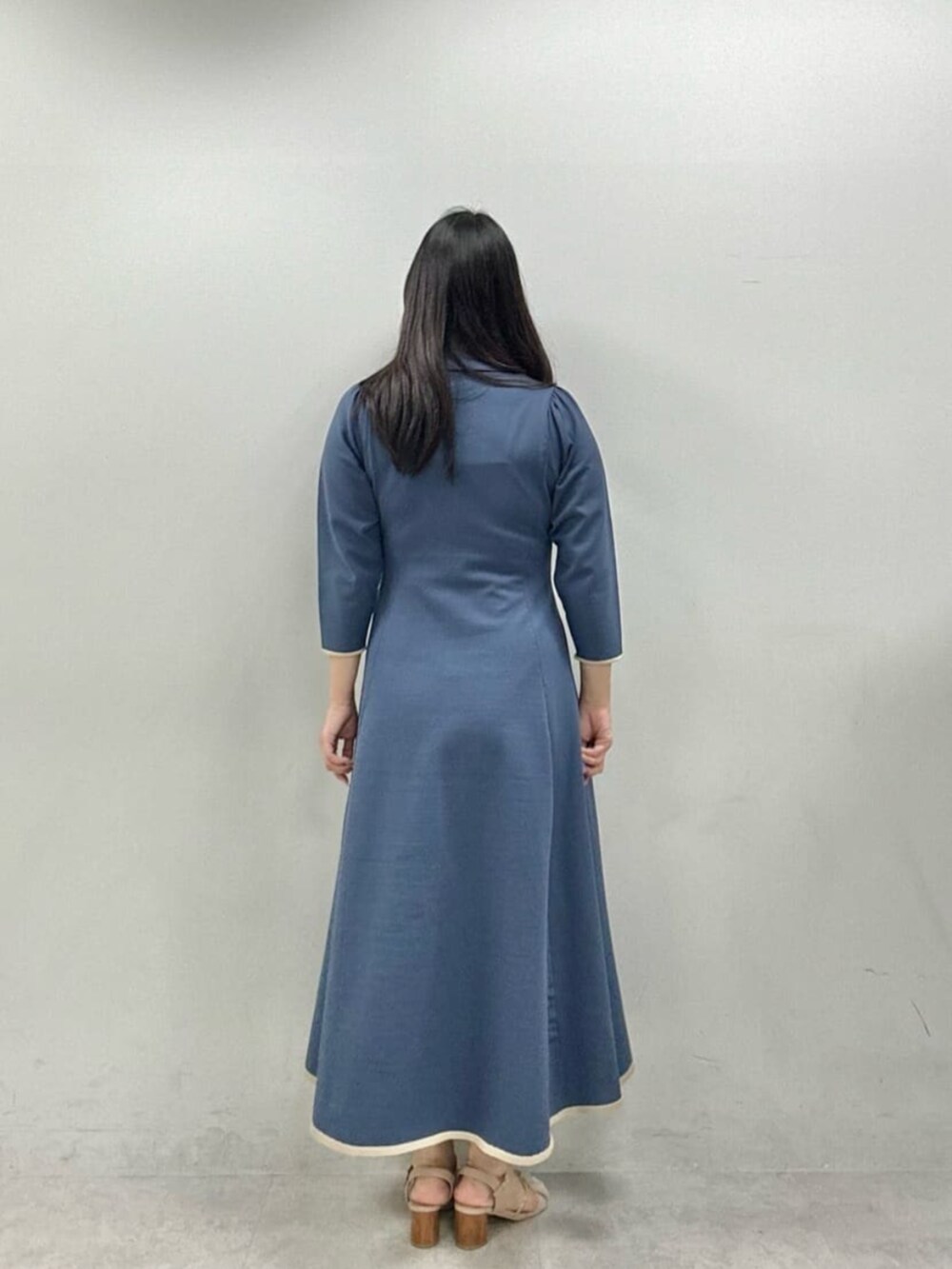 ブルー系のワンピースを着用したレディースの夏コーディネートの3枚目の写真