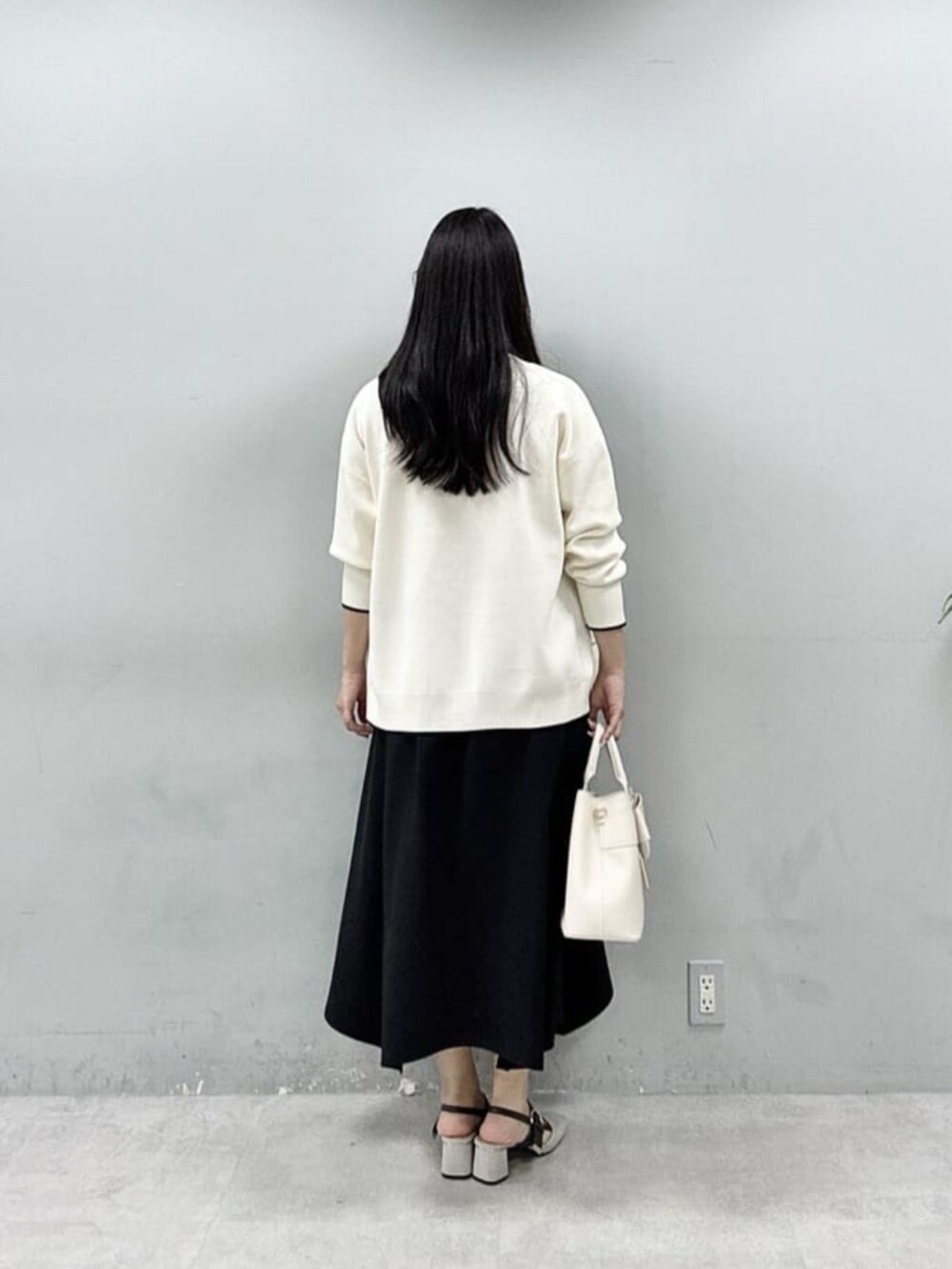 ホワイト系のカーディガン/ボレロ、その他のシャツ/ブラウス、ブラック系のスカートを着用したレディースの春コーディネートの4枚目の写真