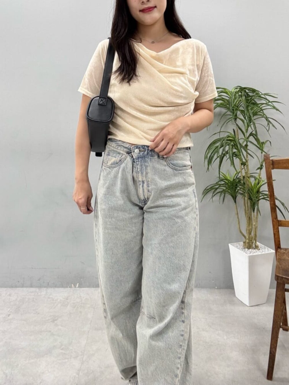 ホワイト系のTシャツ/カットソーを着用したレディースの夏コーディネートの4枚目の写真