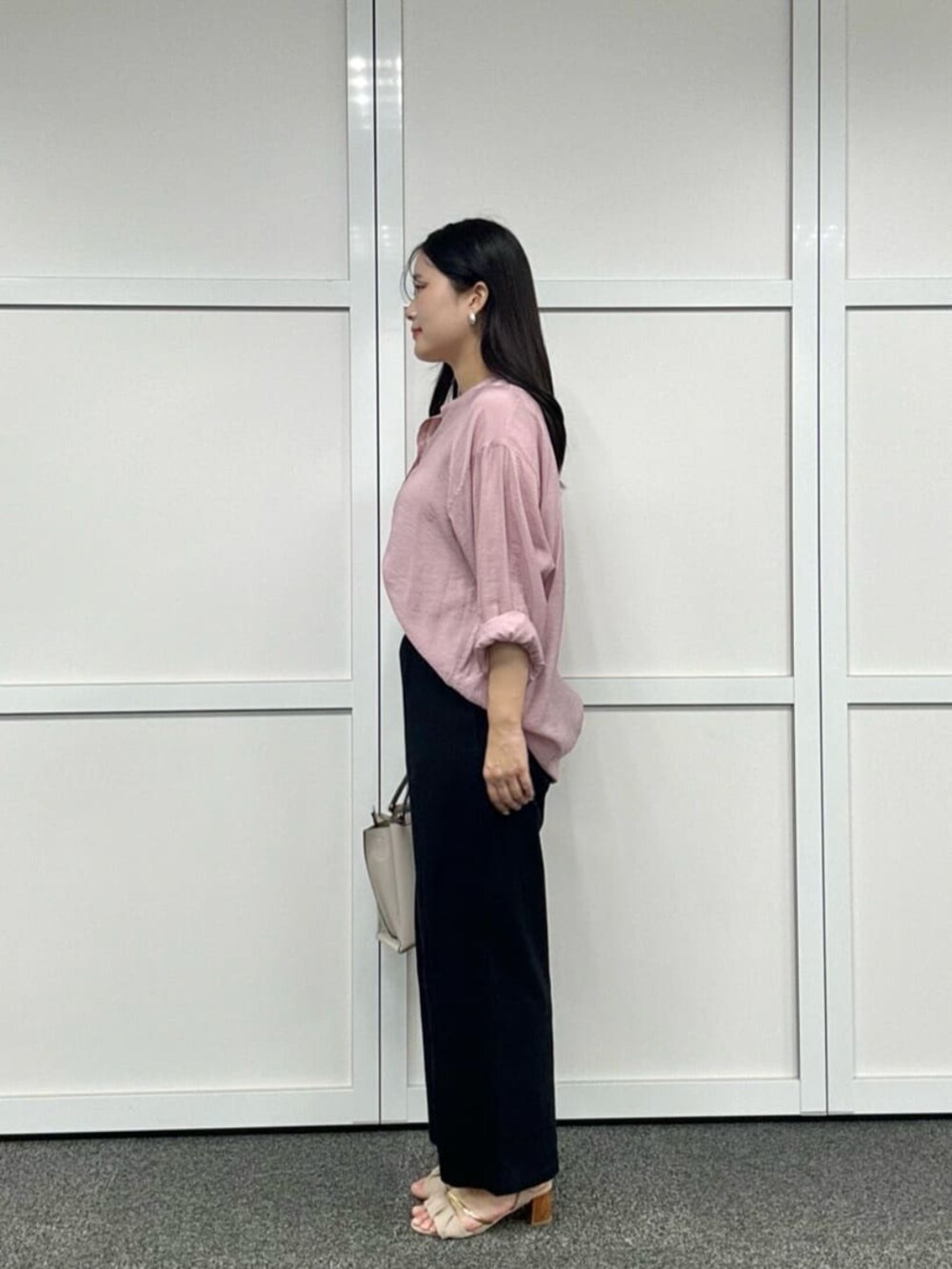 ブラック系のその他パンツ、ピンク系のシャツ/ブラウスを着用したレディースの夏コーディネートの2枚目の写真