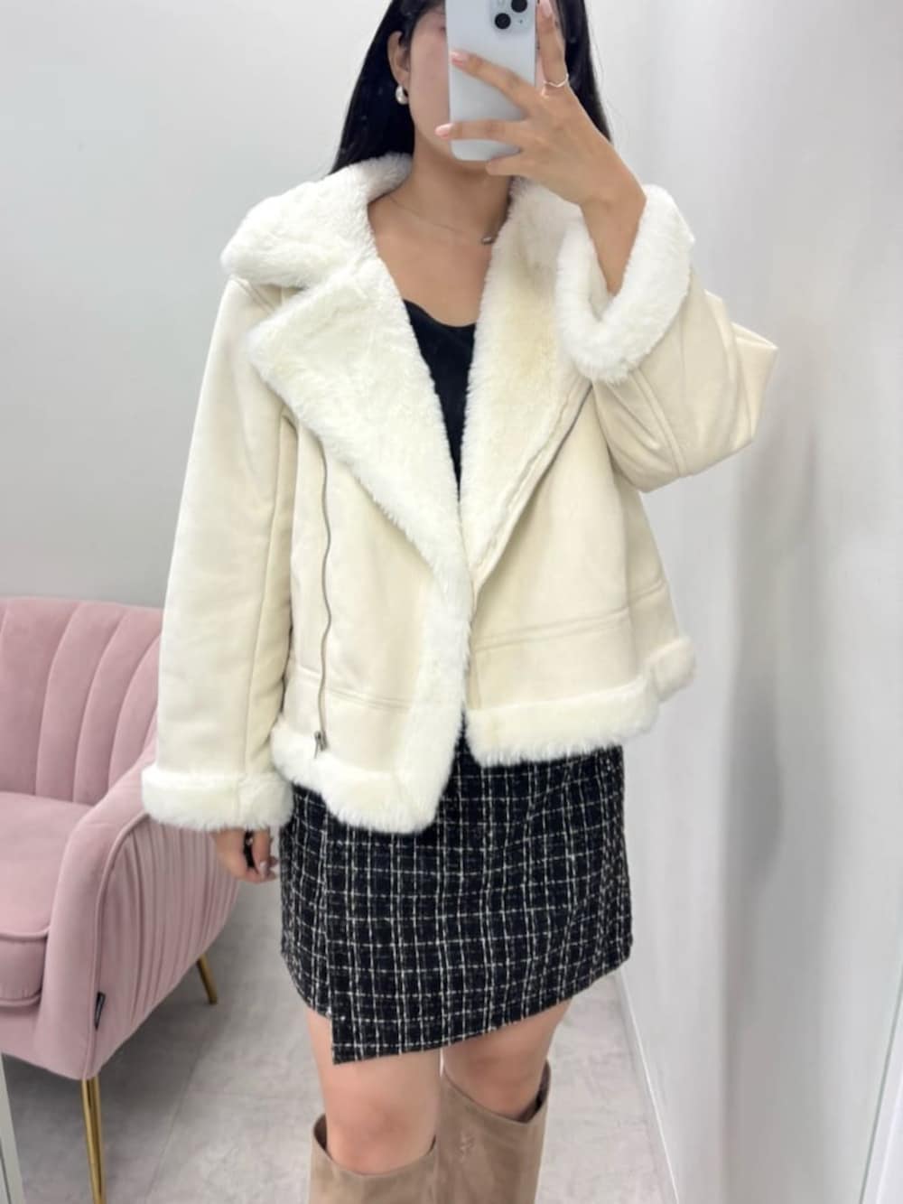 その他のスカート、ブラウン系のブーツ、ホワイト系のブルゾンを着用したレディースの秋コーディネートの5枚目の写真