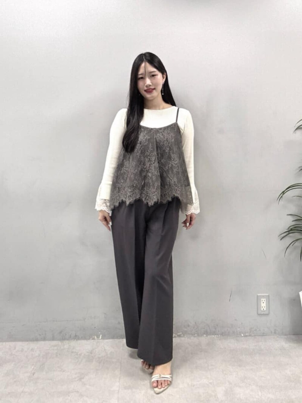 グレー系のその他パンツ、ホワイト系のニット/セーターを着用したレディースの夏コーディネートの2枚目の写真