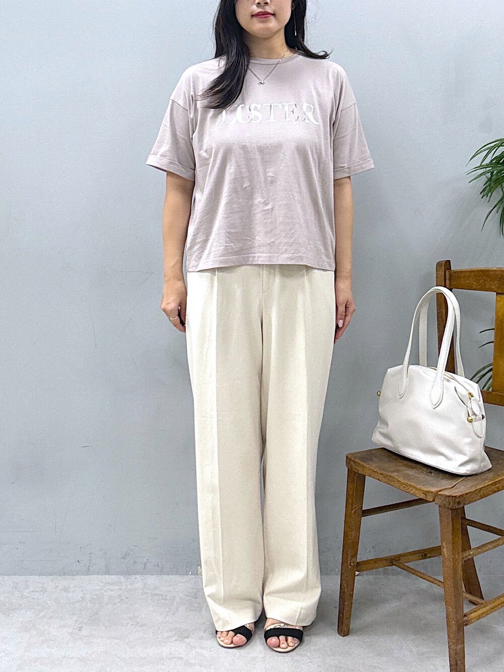 ベージュ系のTシャツ/カットソー、ブラック系のその他シューズを着用したレディースの春コーディネートの4枚目の写真