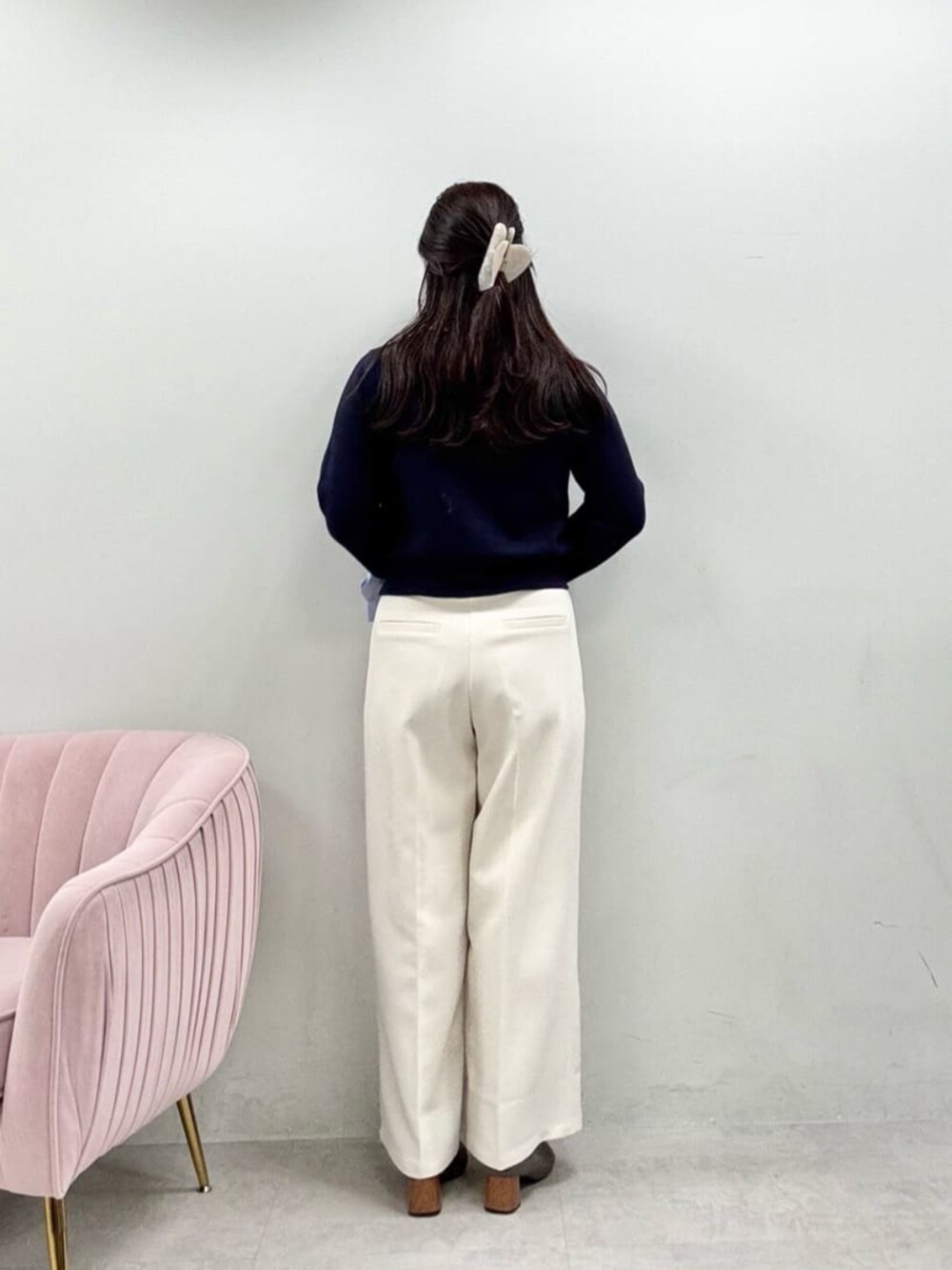 ホワイト系のその他パンツ、ブルー系のカーディガン/ボレロを着用したレディースの秋コーディネートの3枚目の写真