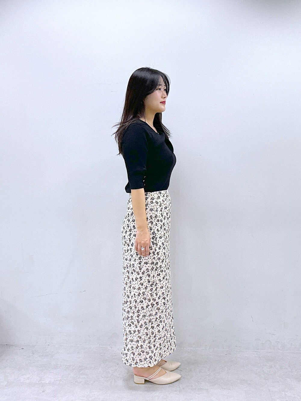 その他のスカートを着用したレディースの春コーディネートの2枚目の写真